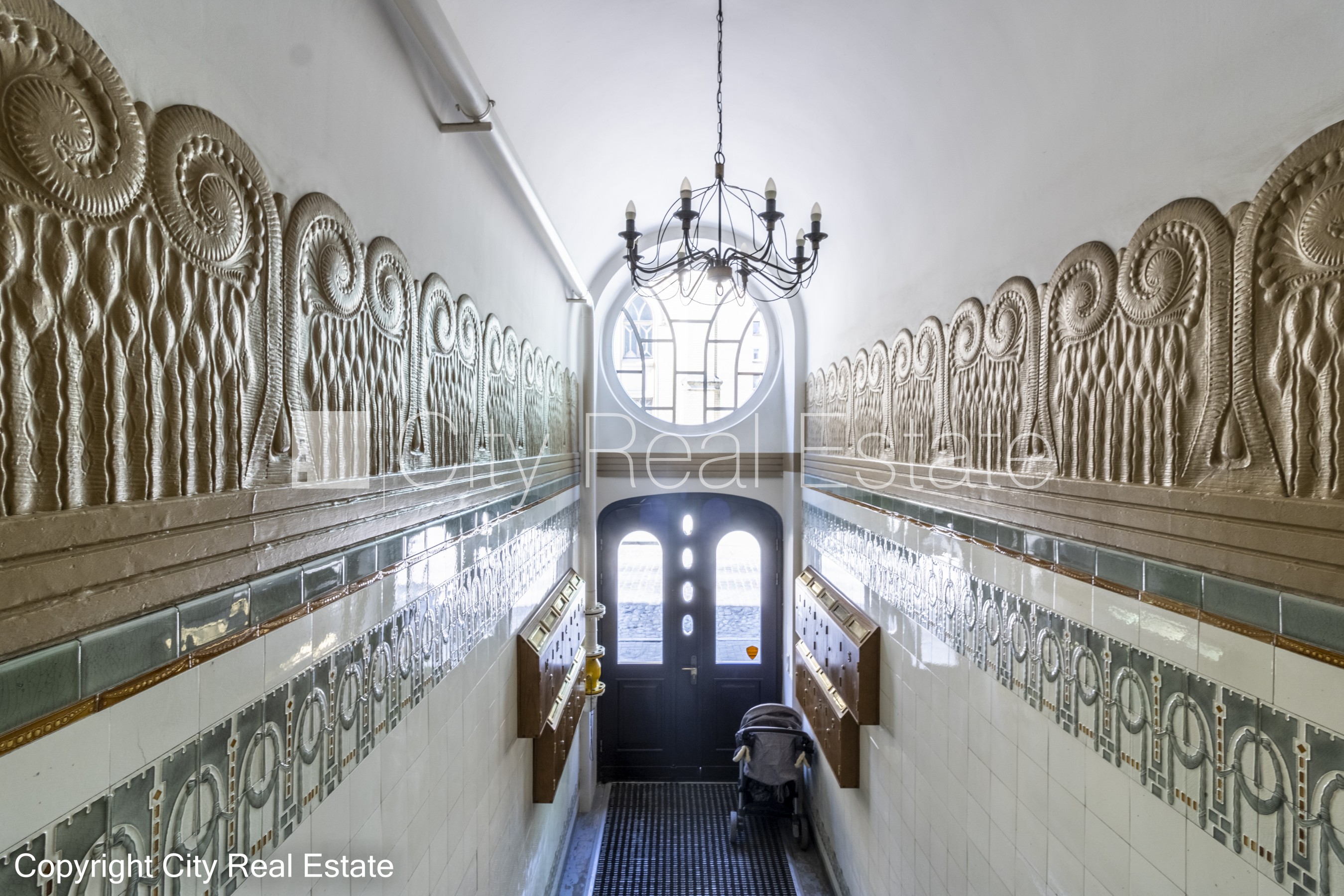 Sludinājumi. Fasādes māja, renovēta māja, labiekārtota apzaļumota teritorija, slēgta teritorija, ieeja no ielas Cena: 1235 EUR/mēn Foto #23