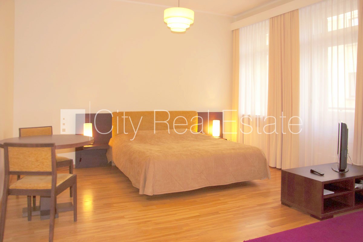 Sludinājumi. Fasādes māja, ieeja no ielas, ir lifts, kāpņu telpa pēc kosmētiskā remonta, logi vērsti uz ielas Cena: 550 EUR/mēn Foto #3