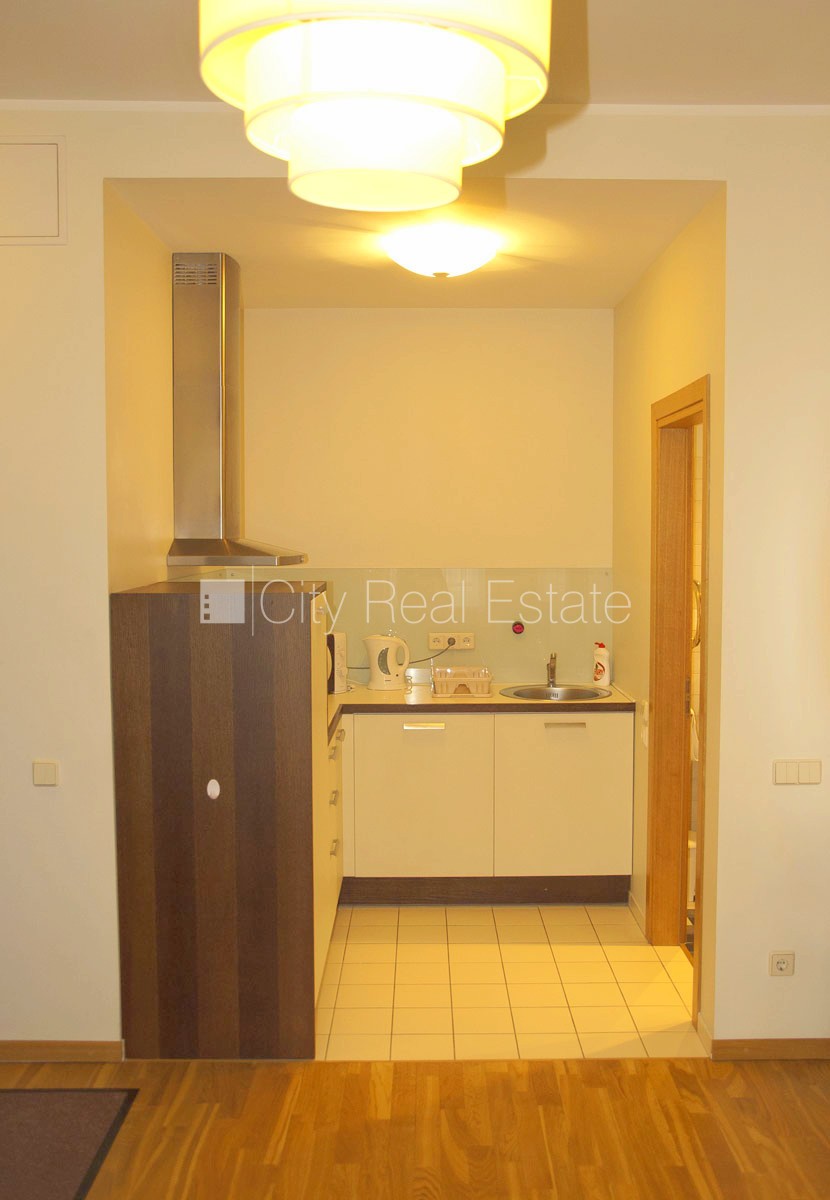 Sludinājumi. Fasādes māja, ieeja no ielas, ir lifts, kāpņu telpa pēc kosmētiskā remonta, logi vērsti uz ielas Cena: 550 EUR/mēn Foto #4