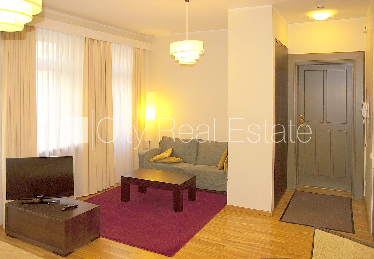 Sludinājumi. Fasādes māja, ieeja no ielas, ir lifts, kāpņu telpa pēc kosmētiskā remonta, logi vērsti uz ielas Cena: 550 EUR/mēn Foto #1