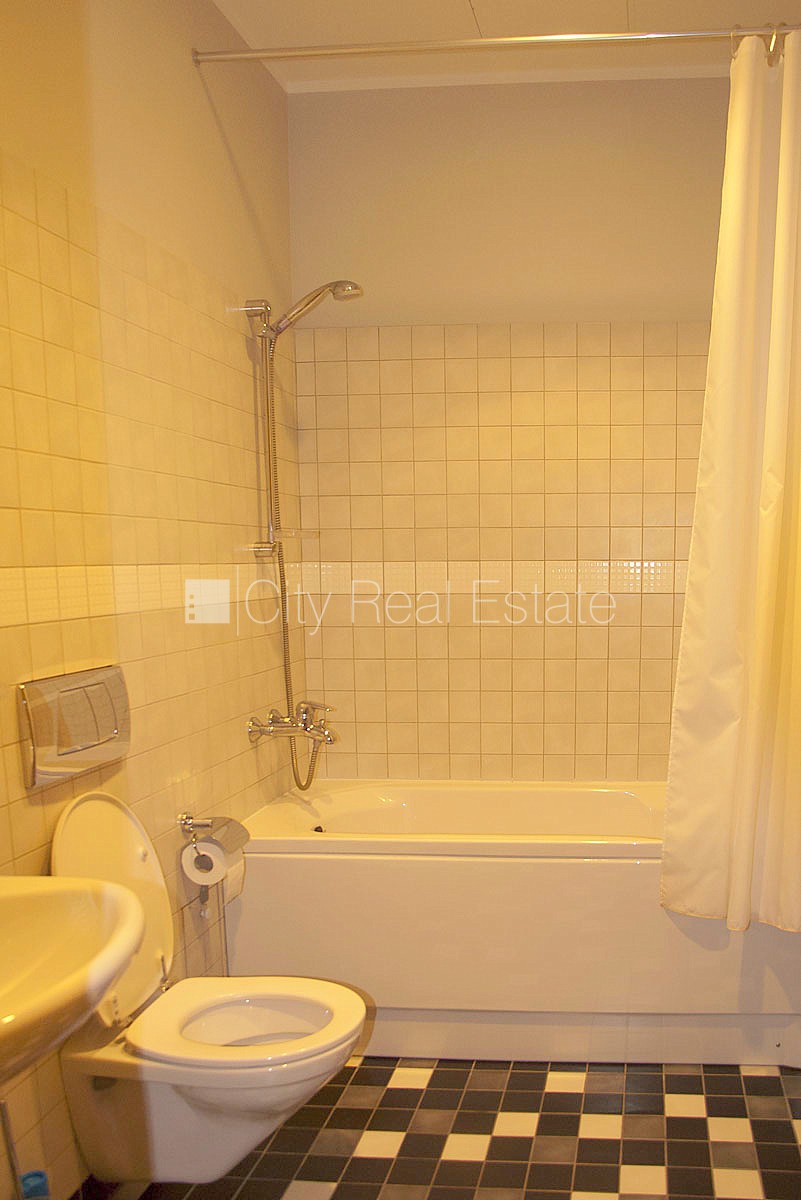 Sludinājumi. Fasādes māja, ieeja no ielas, ir lifts, kāpņu telpa pēc kosmētiskā remonta, logi vērsti uz ielas Cena: 550 EUR/mēn Foto #5