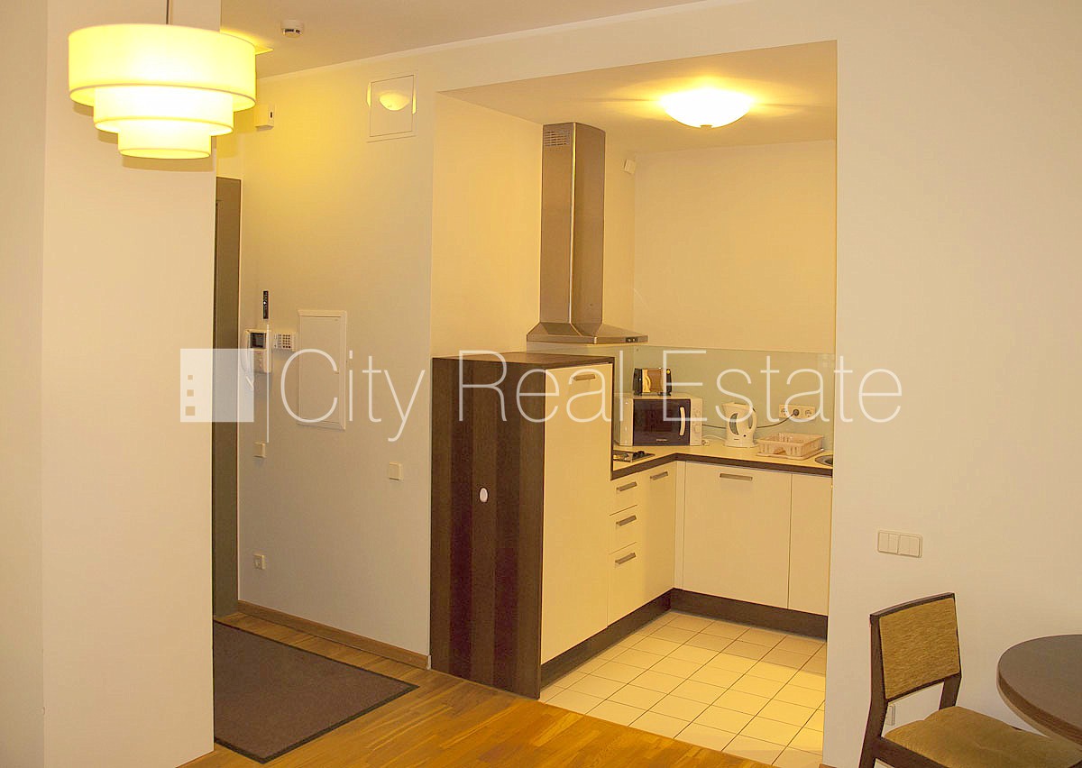 Sludinājumi. Fasādes māja, ieeja no ielas, ir lifts, kāpņu telpa pēc kosmētiskā remonta, logi vērsti uz ielas Cena: 550 EUR/mēn Foto #2