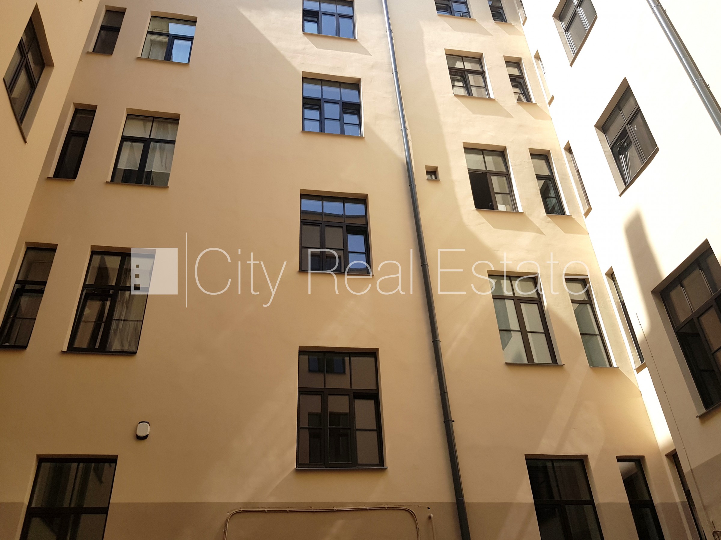 Sludinājumi. Pagalma ēka, renovēta māja, slēgts pagalms, ieeja no pagalma, beletāža, kāpņu telpa pēc kapitālā Cena: 1100 EUR/mēn Foto #24