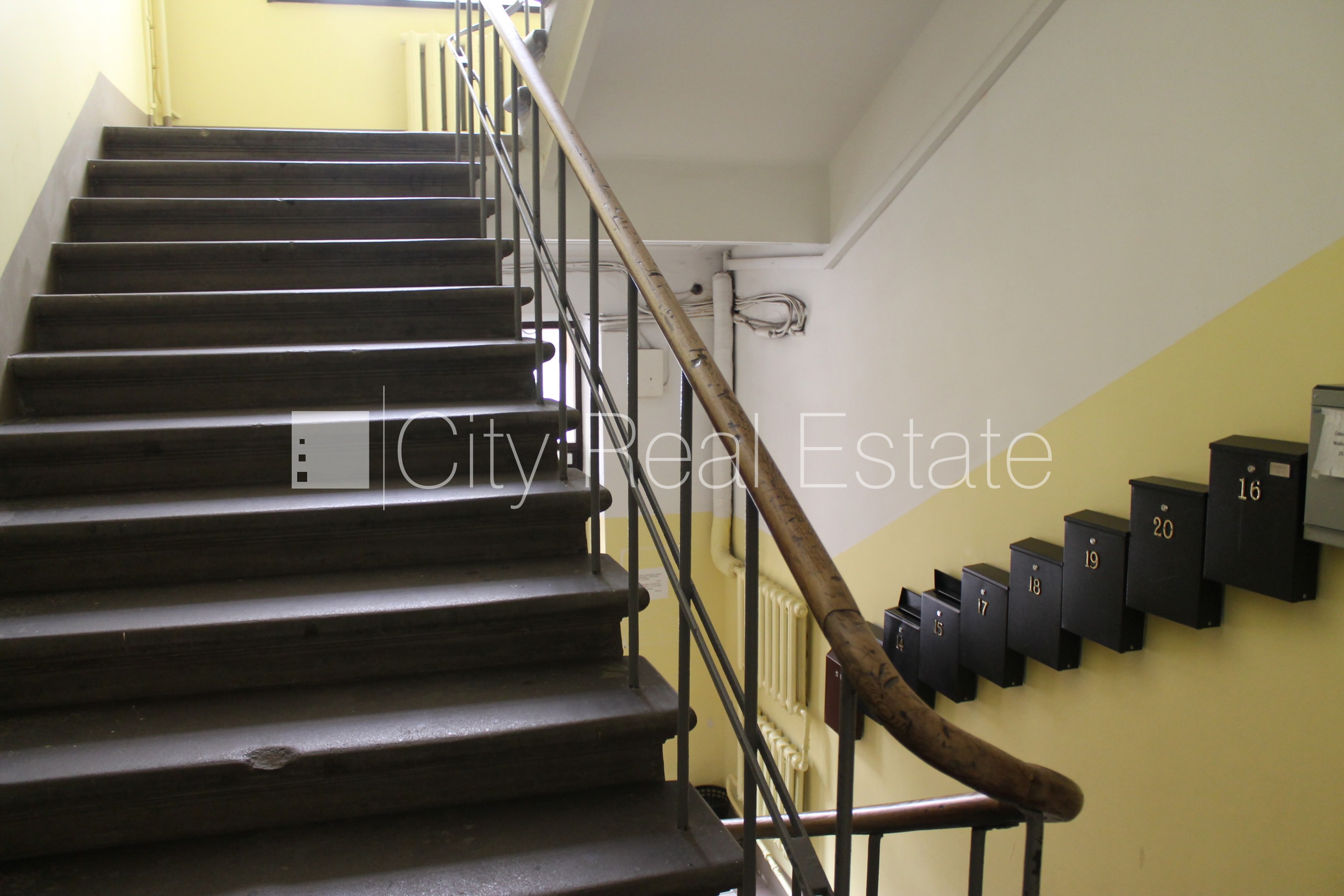 Sludinājumi. Pagalma ēka, renovēta māja, slēgts pagalms, ieeja no pagalma, beletāža, kāpņu telpa pēc kapitālā Cena: 1100 EUR/mēn Foto #21