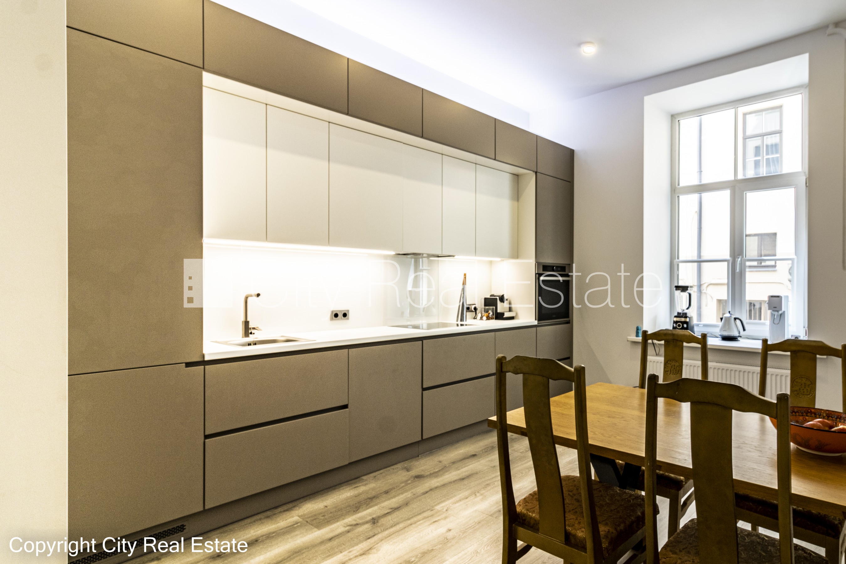 Sludinājumi. Pagalma ēka, renovēta māja, slēgts pagalms, ieeja no pagalma, beletāža, kāpņu telpa pēc kapitālā Cena: 1100 EUR/mēn Foto #7