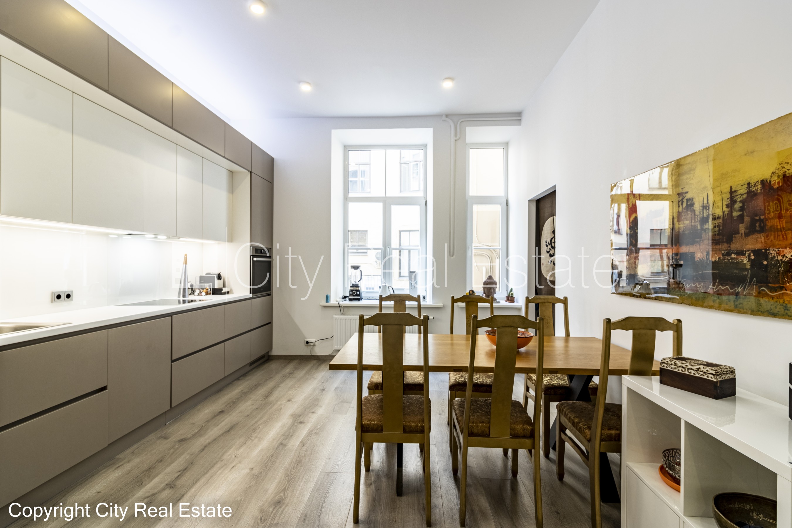 Sludinājumi. Pagalma ēka, renovēta māja, slēgts pagalms, ieeja no pagalma, beletāža, kāpņu telpa pēc kapitālā Cena: 1100 EUR/mēn Foto #6