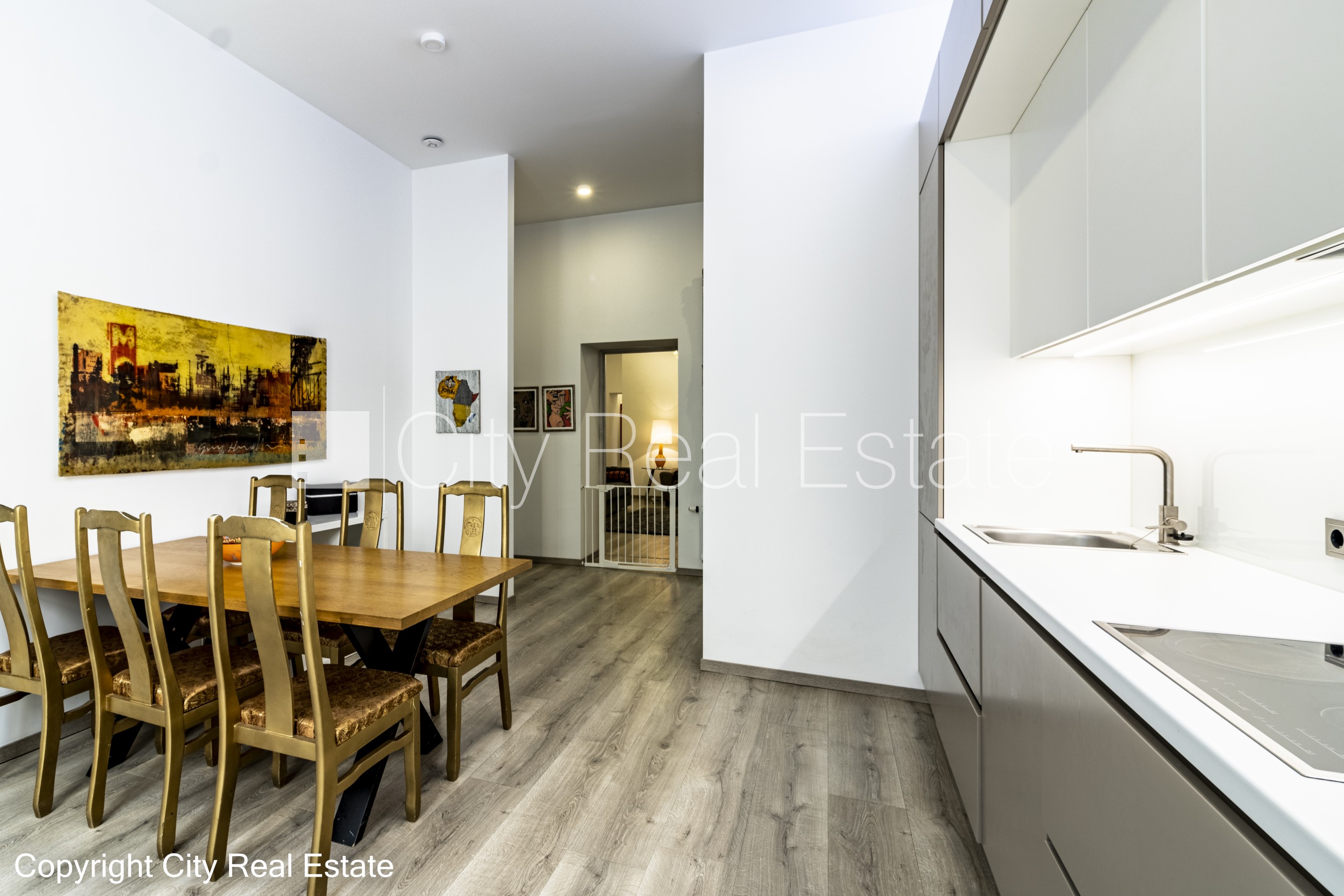 Sludinājumi. Pagalma ēka, renovēta māja, slēgts pagalms, ieeja no pagalma, beletāža, kāpņu telpa pēc kapitālā Cena: 1100 EUR/mēn Foto #9