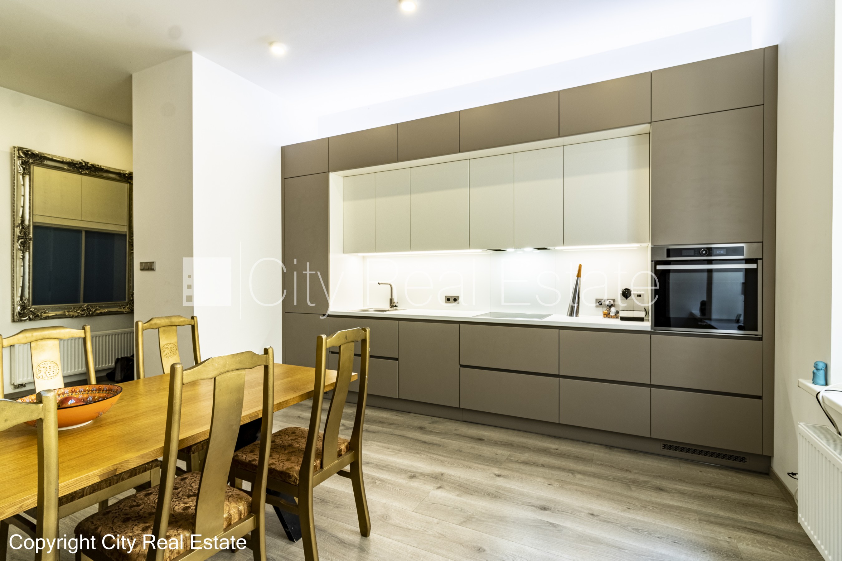 Sludinājumi. Pagalma ēka, renovēta māja, slēgts pagalms, ieeja no pagalma, beletāža, kāpņu telpa pēc kapitālā Cena: 1100 EUR/mēn Foto #8