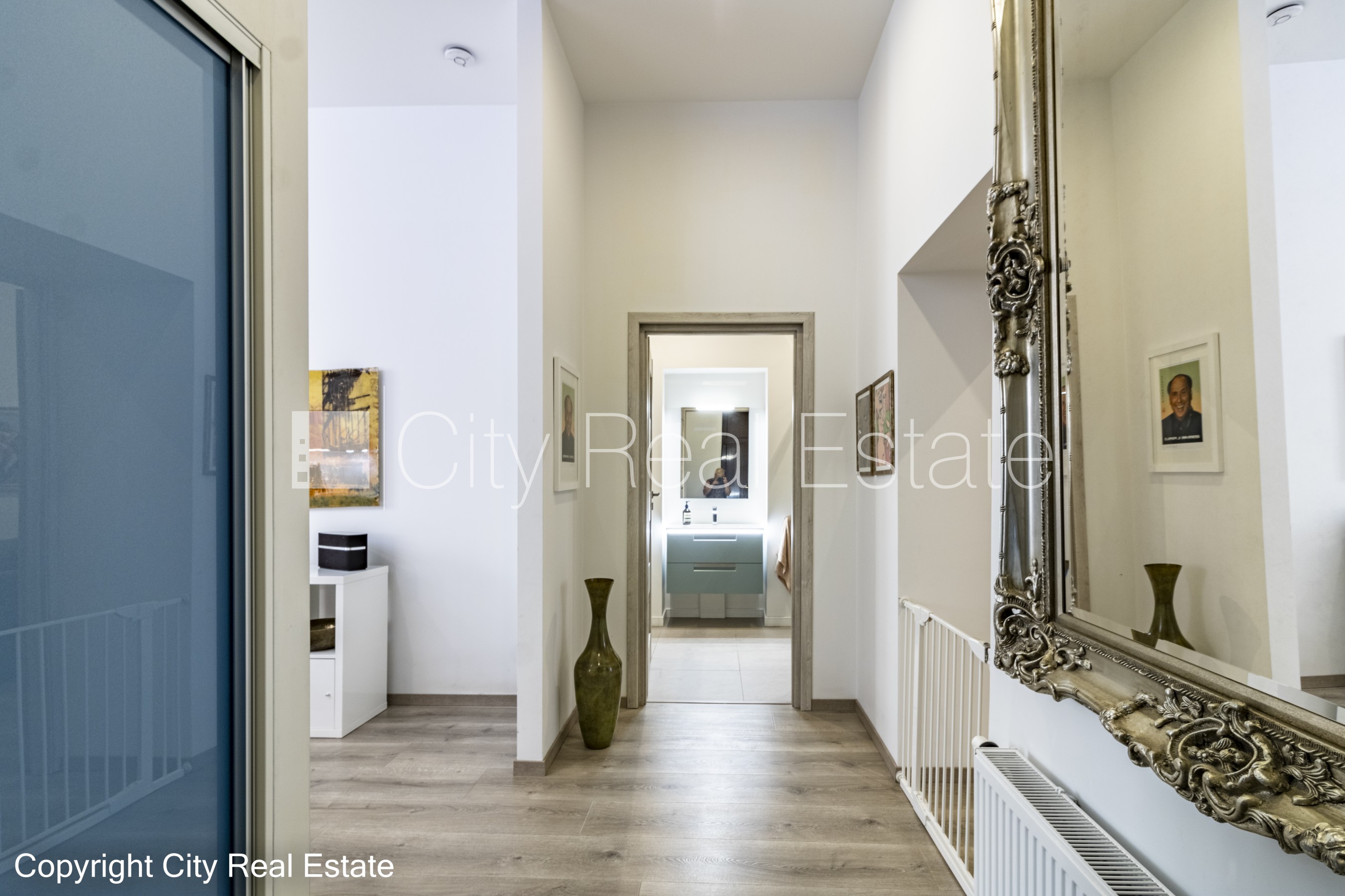 Sludinājumi. Pagalma ēka, renovēta māja, slēgts pagalms, ieeja no pagalma, beletāža, kāpņu telpa pēc kapitālā Cena: 1100 EUR/mēn Foto #16