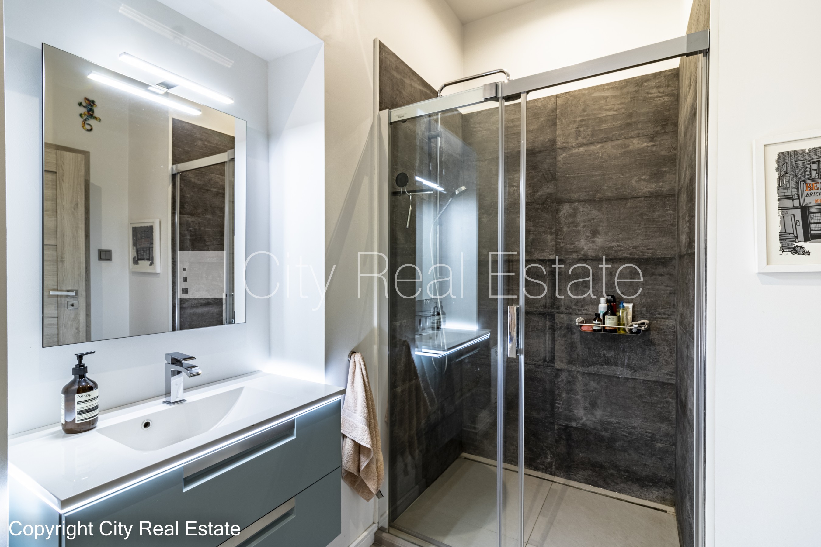 Sludinājumi. Pagalma ēka, renovēta māja, slēgts pagalms, ieeja no pagalma, beletāža, kāpņu telpa pēc kapitālā Cena: 1100 EUR/mēn Foto #19