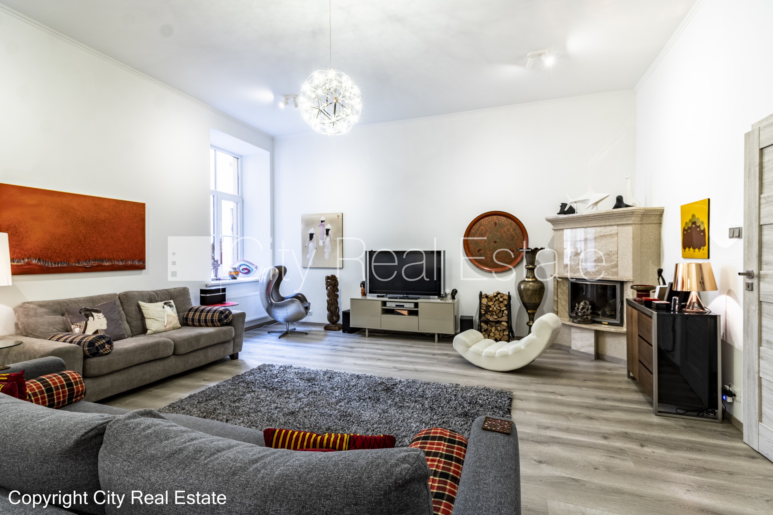 Sludinājumi. Pagalma ēka, renovēta māja, slēgts pagalms, ieeja no pagalma, beletāža, kāpņu telpa pēc kapitālā Cena: 1100 EUR/mēn Foto #1