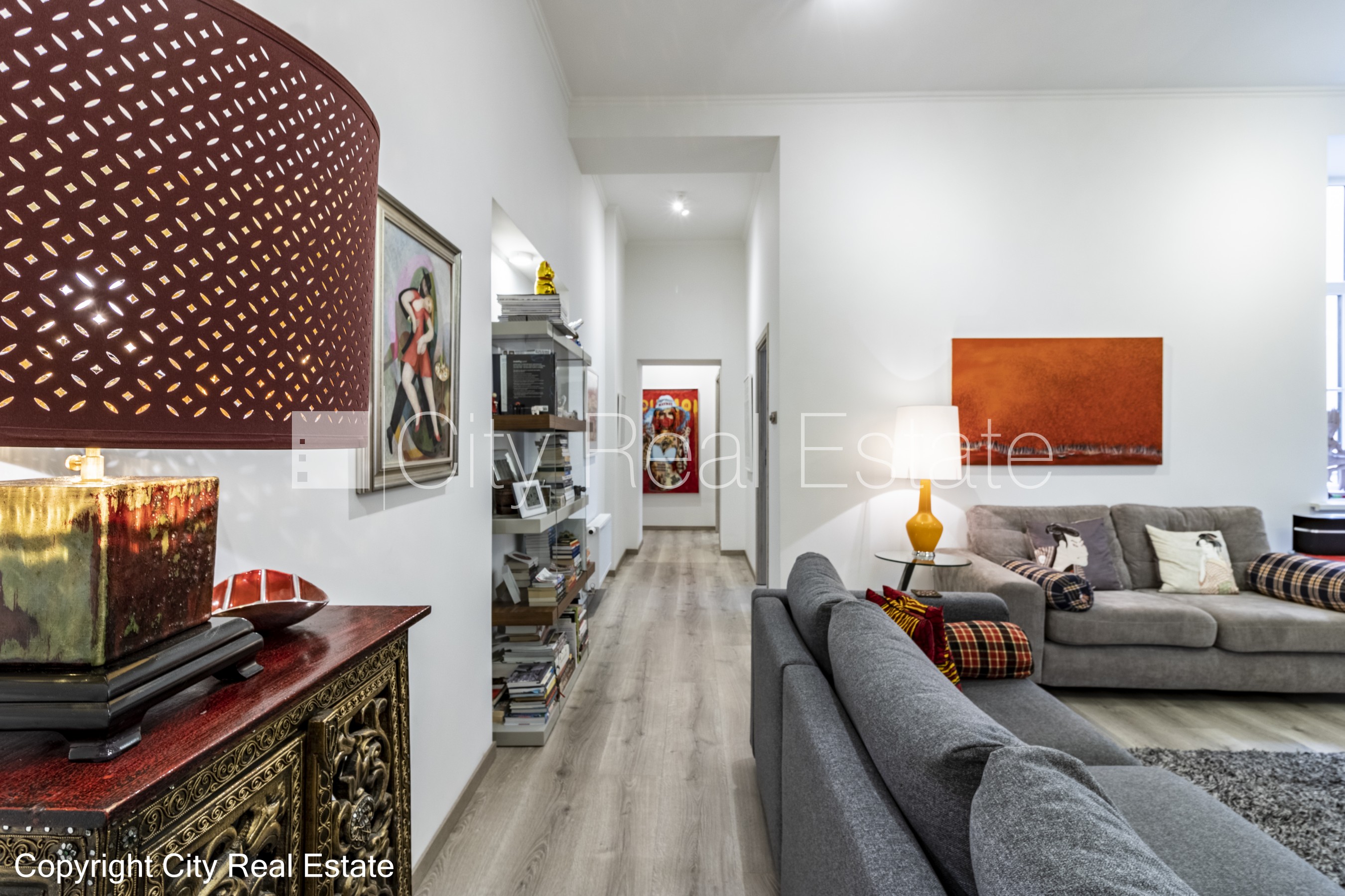 Sludinājumi. Pagalma ēka, renovēta māja, slēgts pagalms, ieeja no pagalma, beletāža, kāpņu telpa pēc kapitālā Cena: 1100 EUR/mēn Foto #5