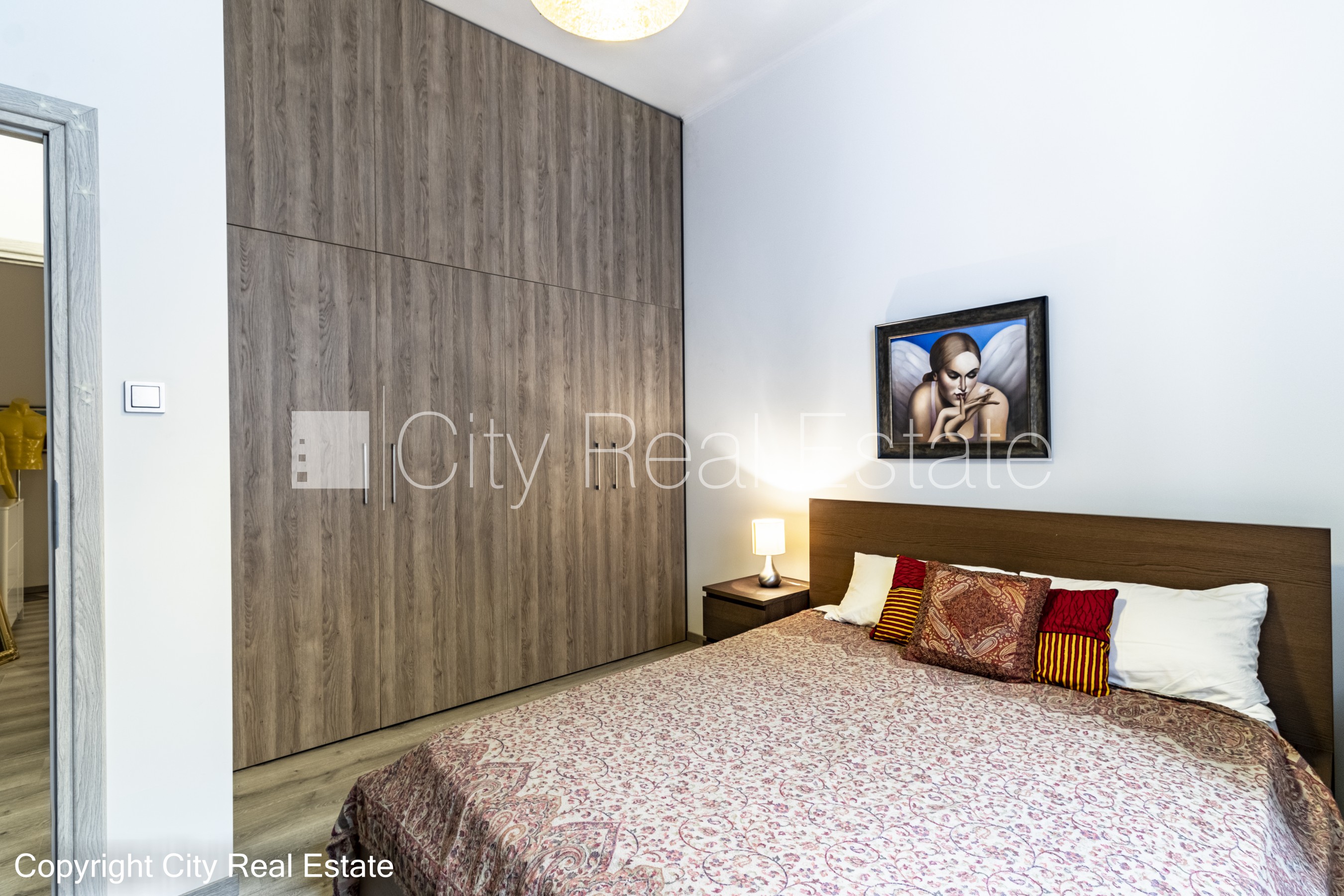 Sludinājumi. Pagalma ēka, renovēta māja, slēgts pagalms, ieeja no pagalma, beletāža, kāpņu telpa pēc kapitālā Cena: 1100 EUR/mēn Foto #12