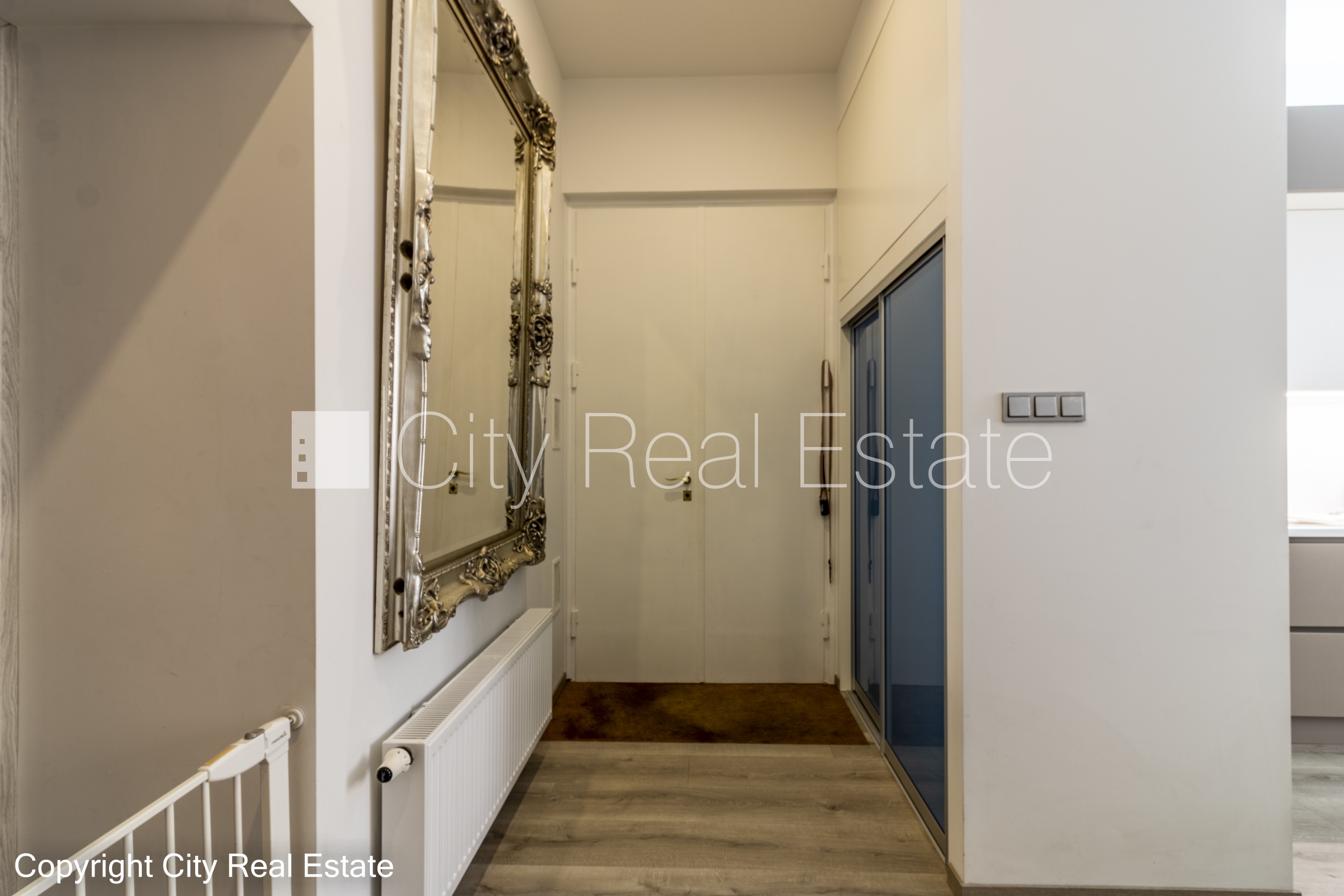 Sludinājumi. Pagalma ēka, renovēta māja, slēgts pagalms, ieeja no pagalma, beletāža, kāpņu telpa pēc kapitālā Cena: 1100 EUR/mēn Foto #20