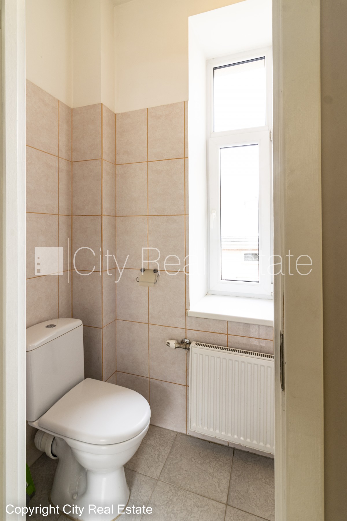 Sludinājumi. Renovēta māja, labiekārtota apzaļumota teritorija, kāpņu telpa pēc kapitālā remonta, guļamistabu Cena: 560 EUR/mēn Foto #12