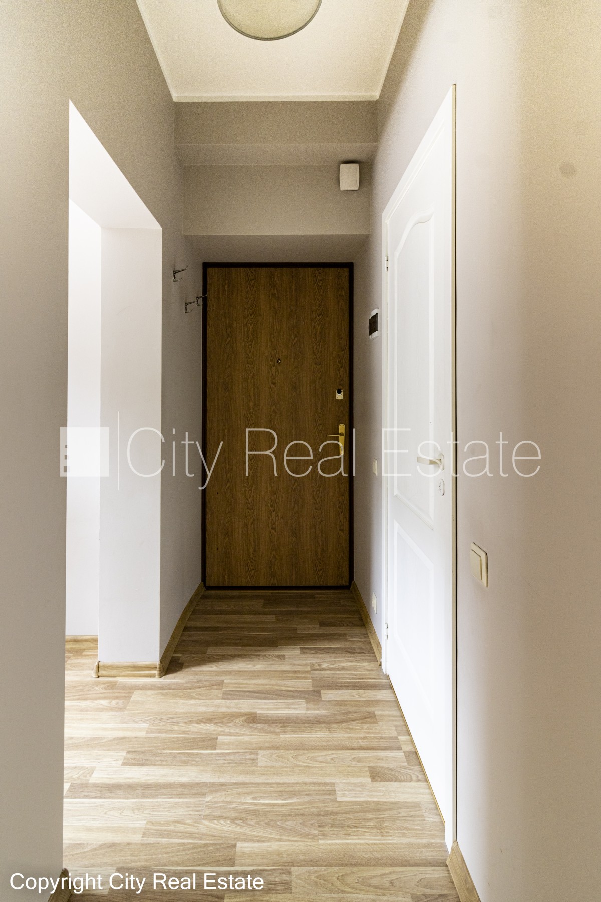 Sludinājumi. Renovēta māja, labiekārtota apzaļumota teritorija, kāpņu telpa pēc kapitālā remonta, guļamistabu Cena: 560 EUR/mēn Foto #10