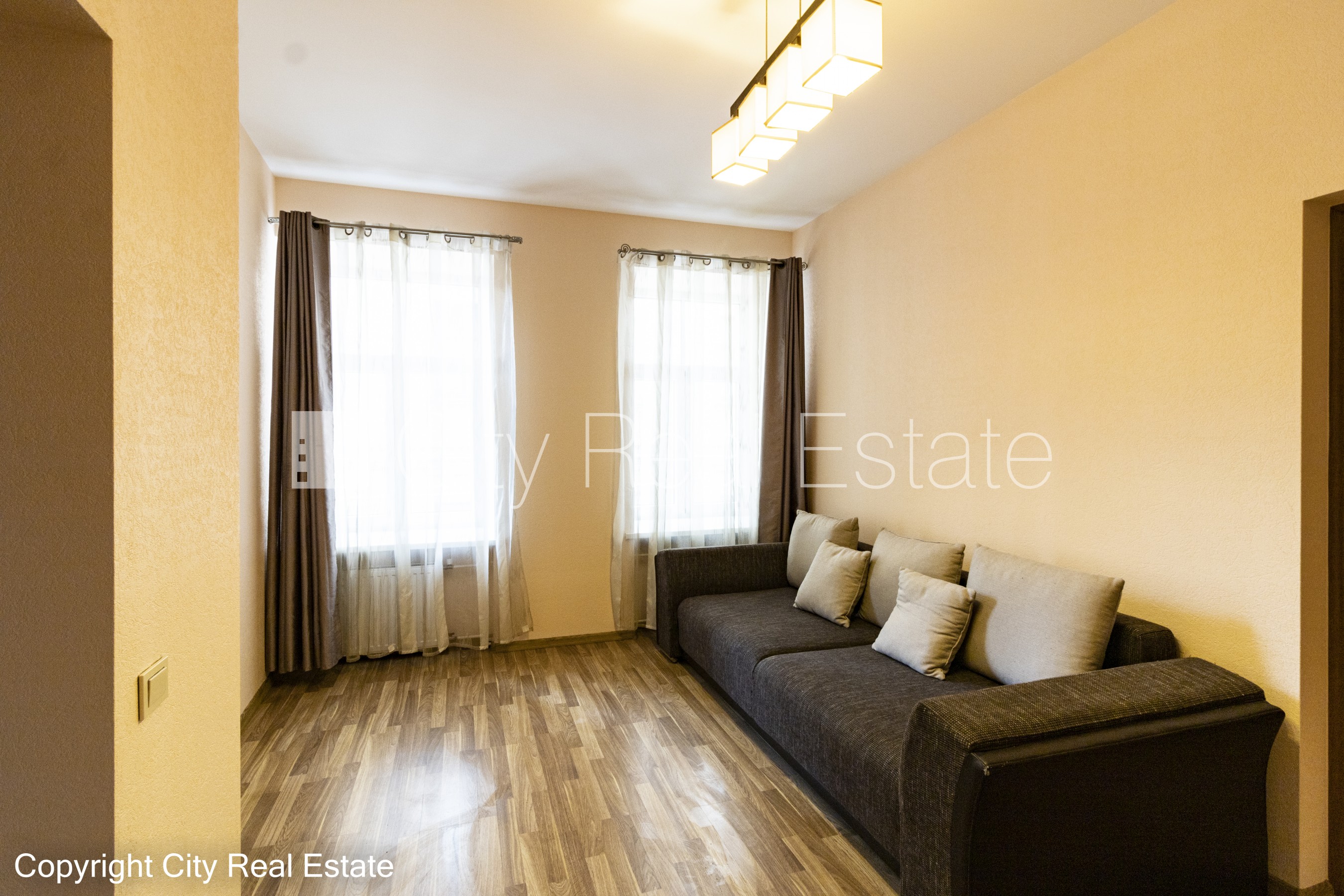 Sludinājumi. Renovēta māja, labiekārtota apzaļumota teritorija, kāpņu telpa pēc kapitālā remonta, guļamistabu Cena: 560 EUR/mēn Foto #3