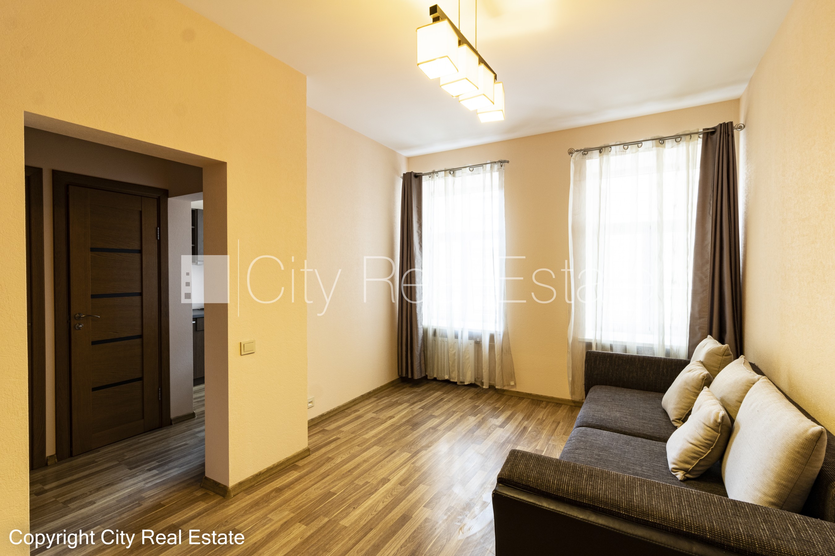 Sludinājumi. Renovēta māja, labiekārtota apzaļumota teritorija, kāpņu telpa pēc kapitālā remonta, guļamistabu Cena: 560 EUR/mēn Foto #1