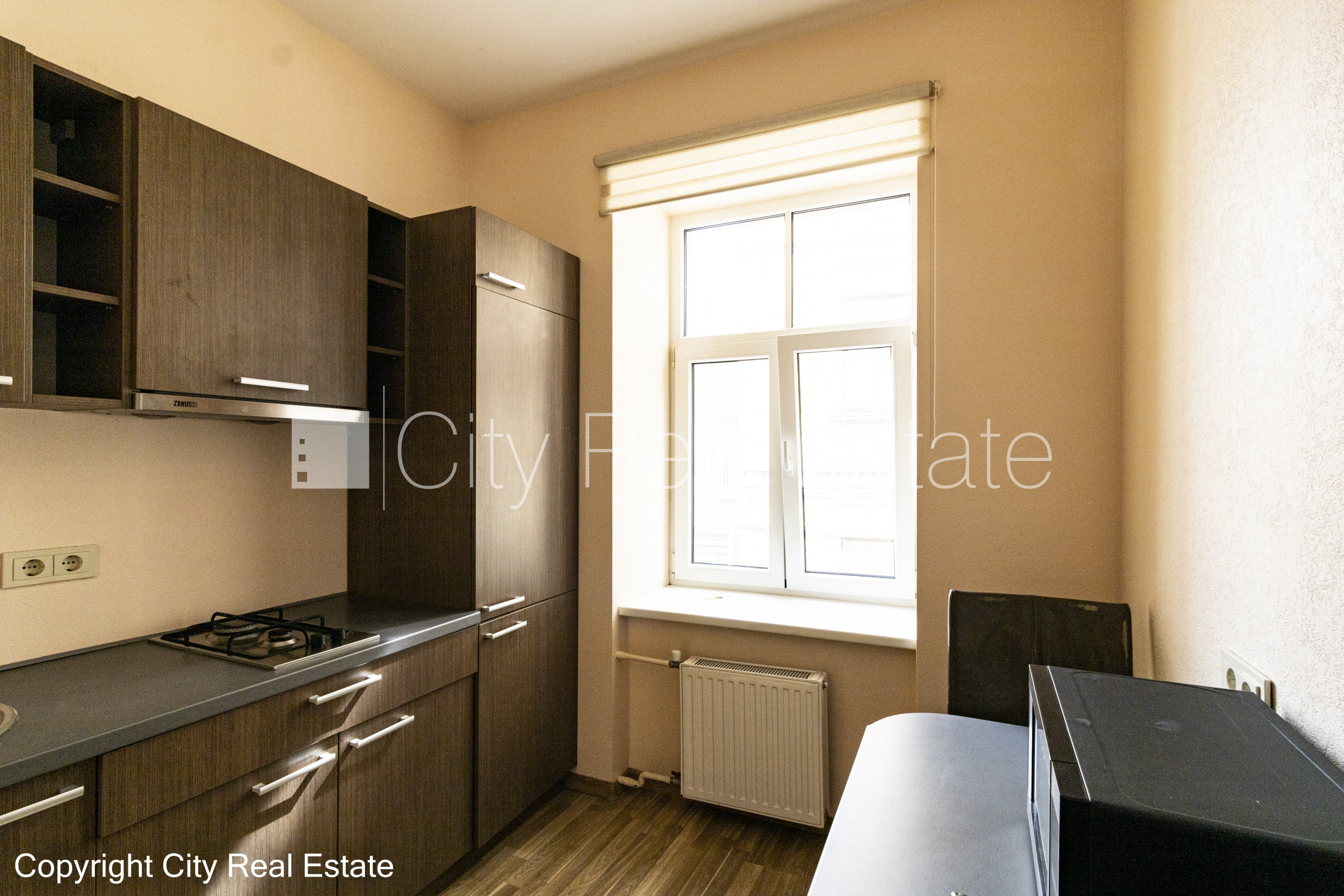 Sludinājumi. Renovēta māja, labiekārtota apzaļumota teritorija, kāpņu telpa pēc kapitālā remonta, guļamistabu Cena: 560 EUR/mēn Foto #6
