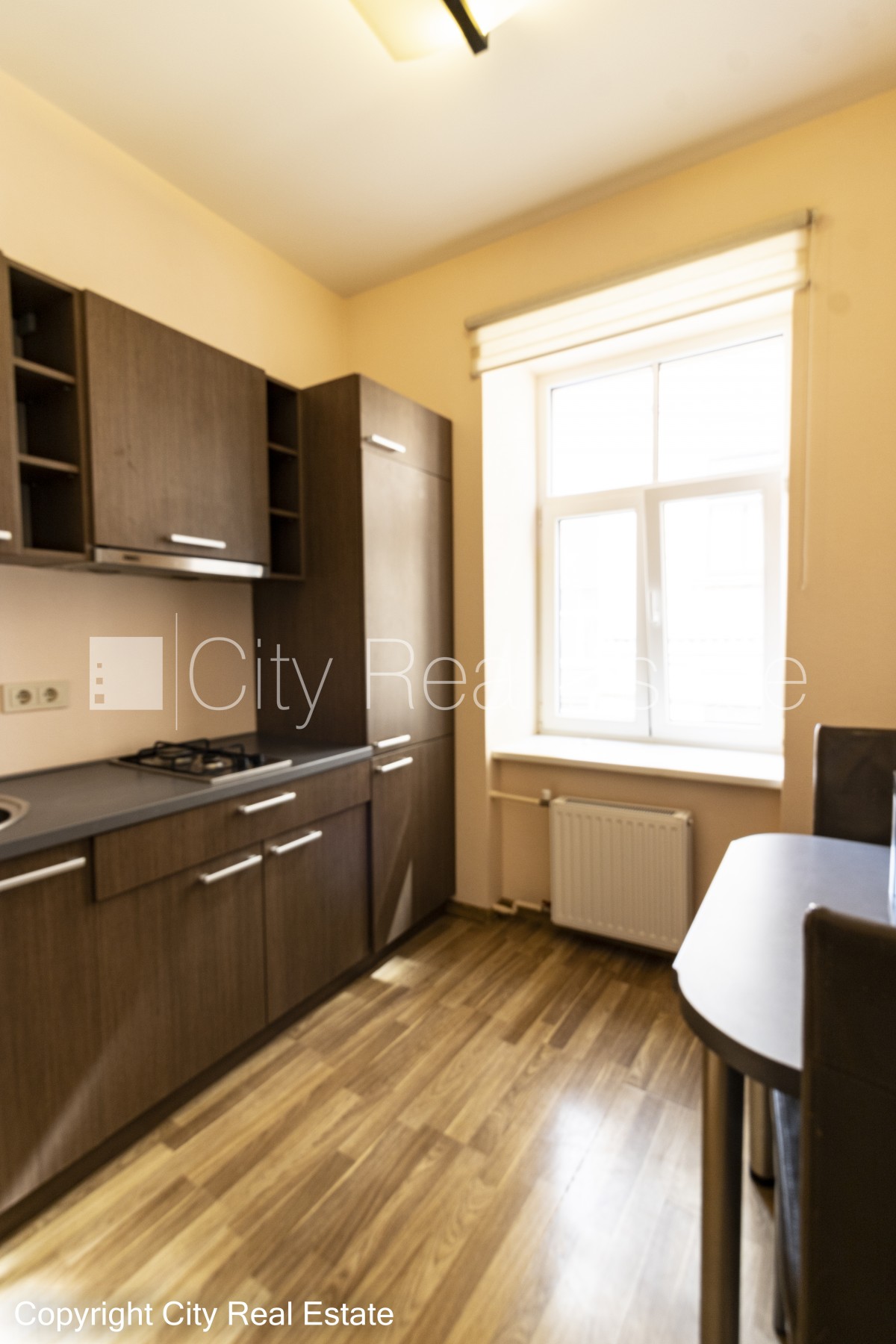 Sludinājumi. Renovēta māja, labiekārtota apzaļumota teritorija, kāpņu telpa pēc kapitālā remonta, guļamistabu Cena: 560 EUR/mēn Foto #7