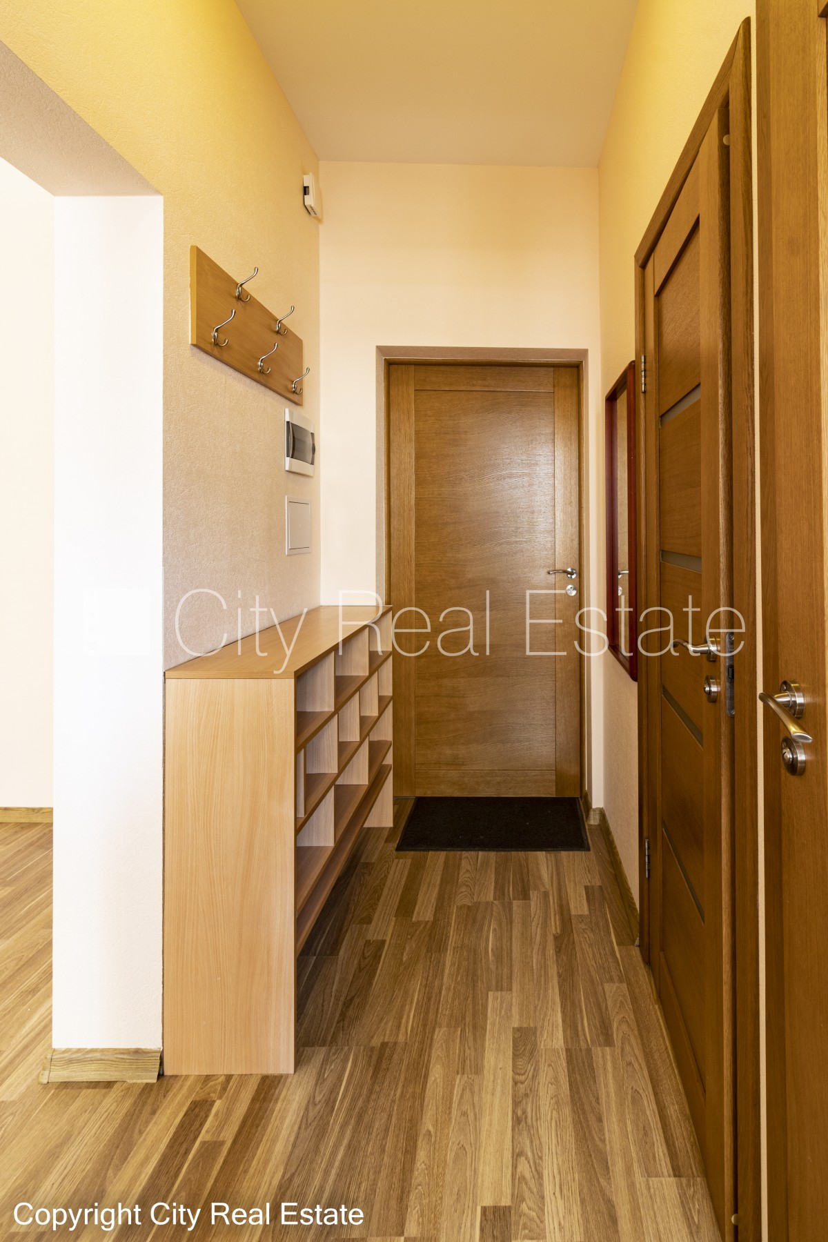 Sludinājumi. Renovēta māja, labiekārtota apzaļumota teritorija, kāpņu telpa pēc kapitālā remonta, guļamistabu Cena: 560 EUR/mēn Foto #13