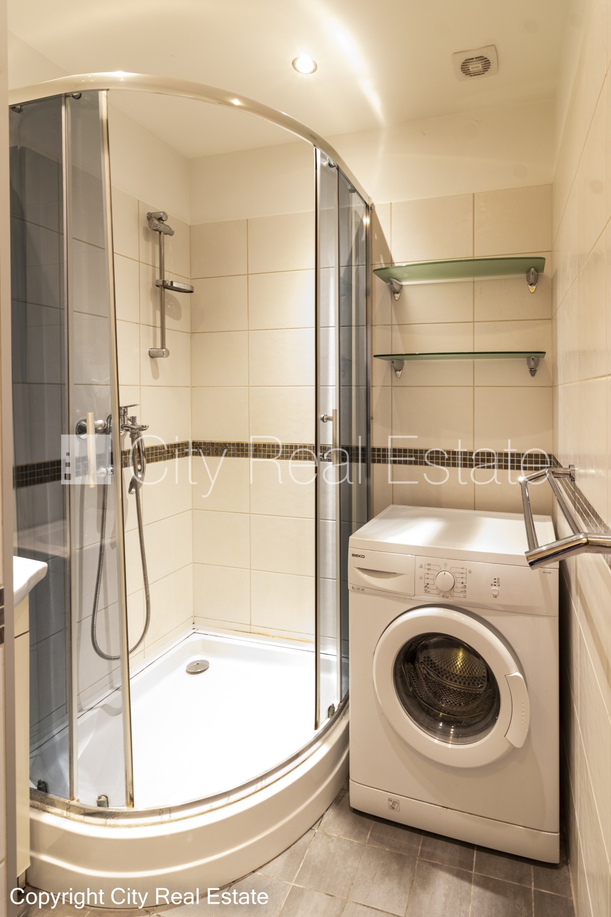 Sludinājumi. Renovēta māja, labiekārtota apzaļumota teritorija, kāpņu telpa pēc kapitālā remonta, guļamistabu Cena: 560 EUR/mēn Foto #11