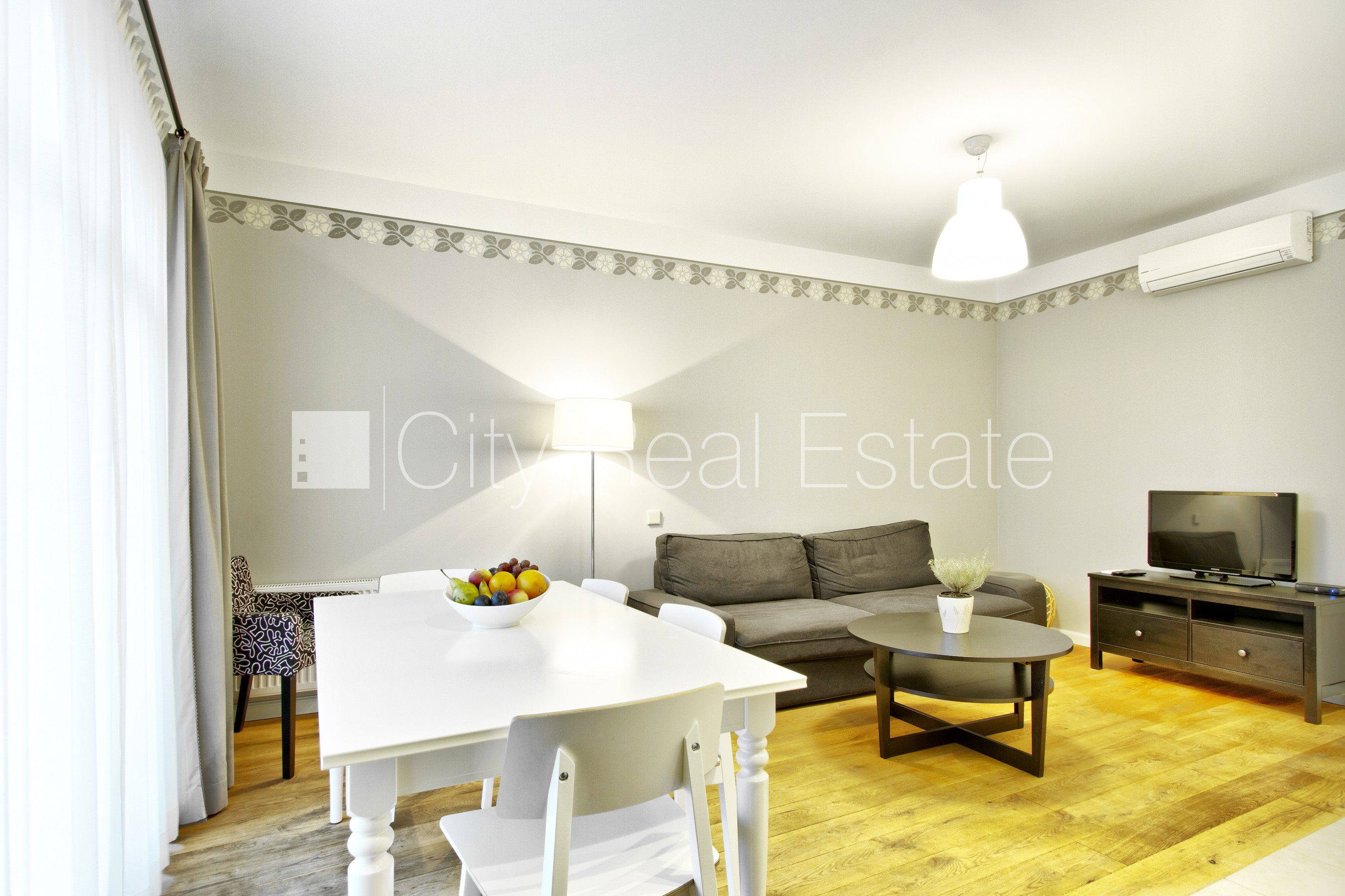 Sludinājumi. Labiekārtota apzaļumota teritorija, vieta automašīnai, guļamistabu skaits 2 gab., studio tipa, Cena: 900 EUR/mēn Foto #2