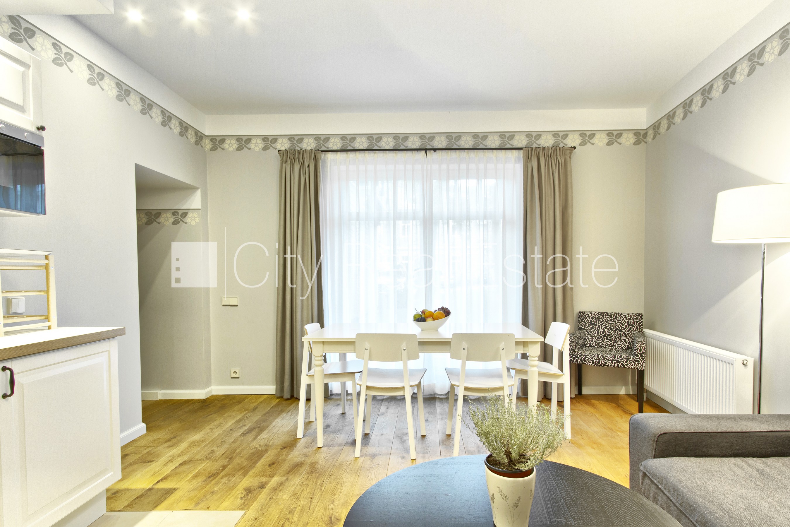 Sludinājumi. Labiekārtota apzaļumota teritorija, vieta automašīnai, guļamistabu skaits 2 gab., studio tipa, Cena: 900 EUR/mēn Foto #1