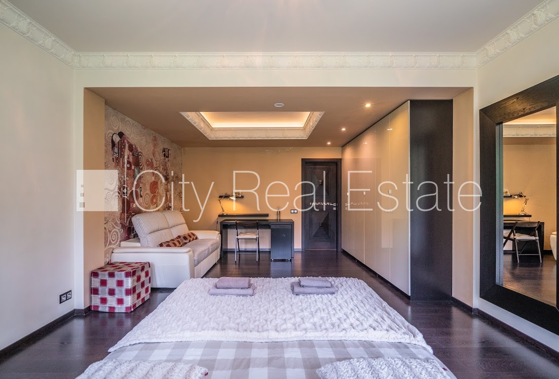 Sludinājumi. Privātmāja, labiekārtots apzaļumots pagalms, teritorijas iebrauktuves vārti aprīkoti ar Cena: 1.75e+06 EUR Foto #15