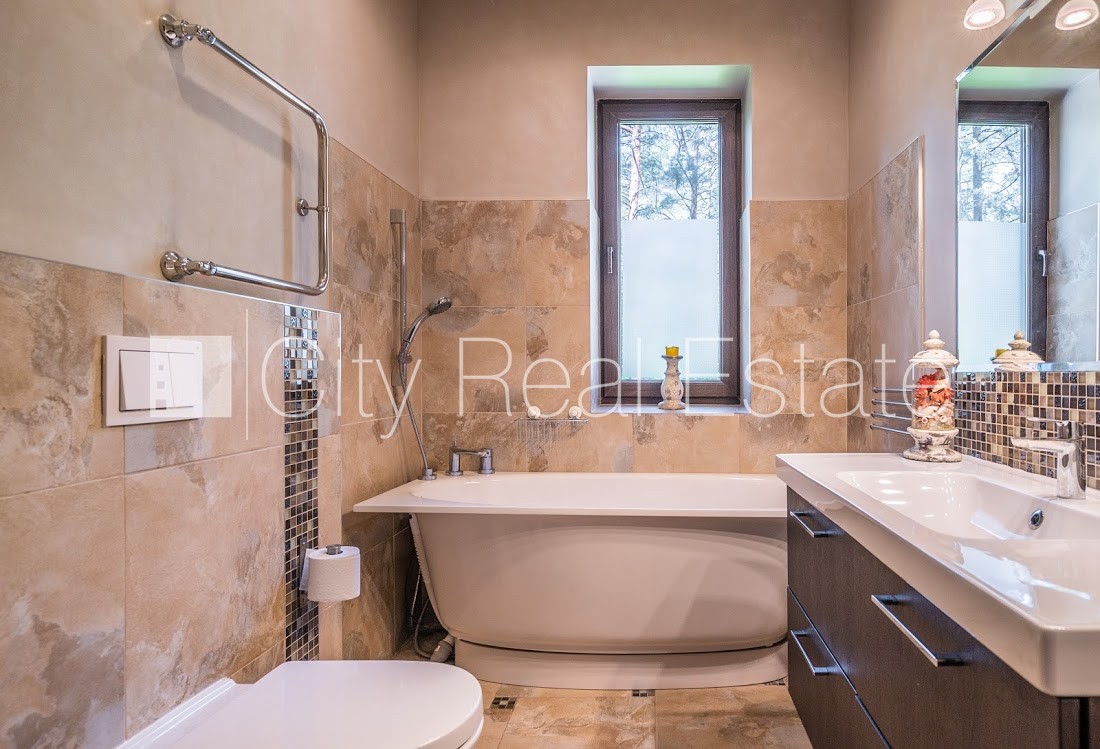 Sludinājumi. Privātmāja, labiekārtots apzaļumots pagalms, teritorijas iebrauktuves vārti aprīkoti ar Cena: 1.75e+06 EUR Foto #22