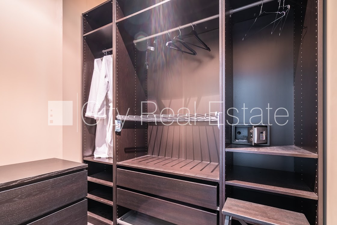 Sludinājumi. Privātmāja, labiekārtots apzaļumots pagalms, teritorijas iebrauktuves vārti aprīkoti ar Cena: 1.75e+06 EUR Foto #17