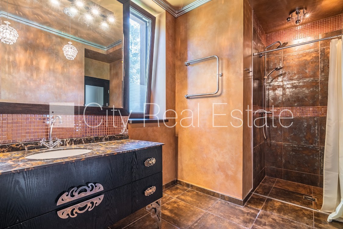 Sludinājumi. Privātmāja, labiekārtots apzaļumots pagalms, teritorijas iebrauktuves vārti aprīkoti ar Cena: 1.75e+06 EUR Foto #24