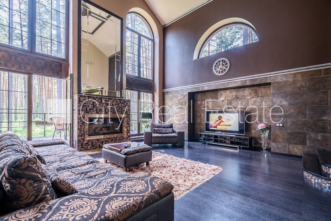 Sludinājumi. Privātmāja, labiekārtots apzaļumots pagalms, teritorijas iebrauktuves vārti aprīkoti ar Cena: 1.75e+06 EUR Foto #2