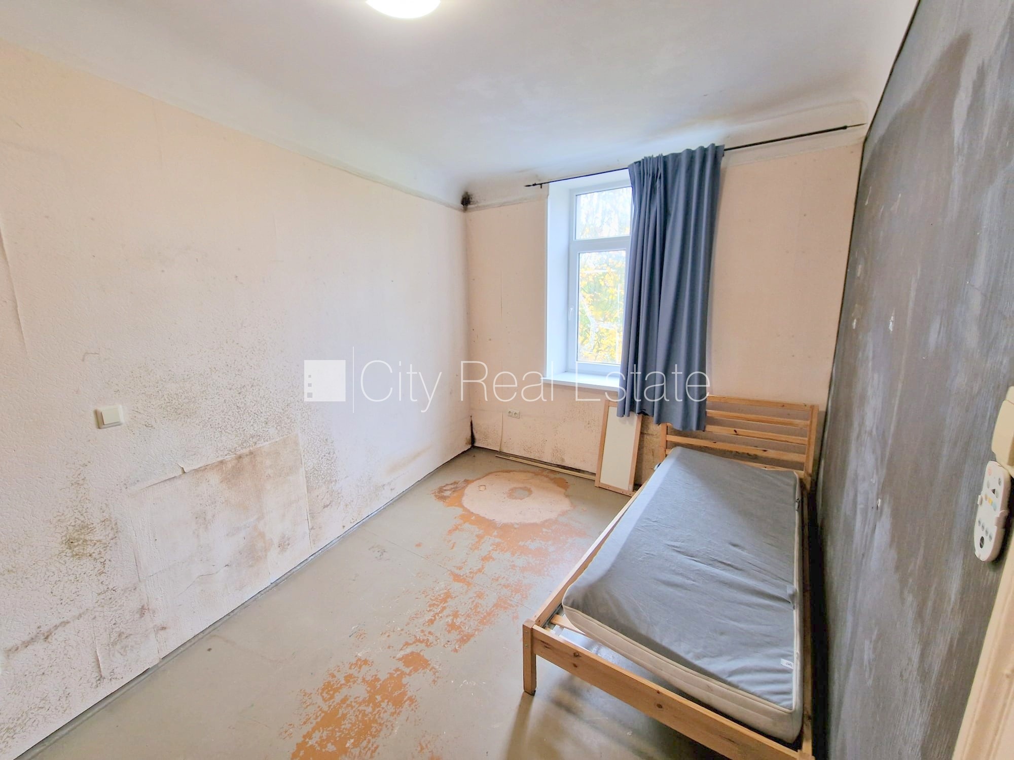 Объявление. Дом во дворе, закрытый двор, вход с улицы, лестничная клетка после косметического ремонта, окна Цена: 220 EUR/мес. Foto #11