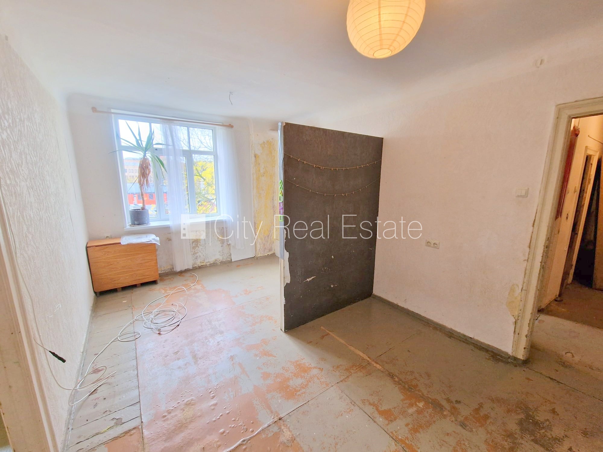 Объявление. Дом во дворе, закрытый двор, вход с улицы, лестничная клетка после косметического ремонта, окна Цена: 220 EUR/мес. Foto #2