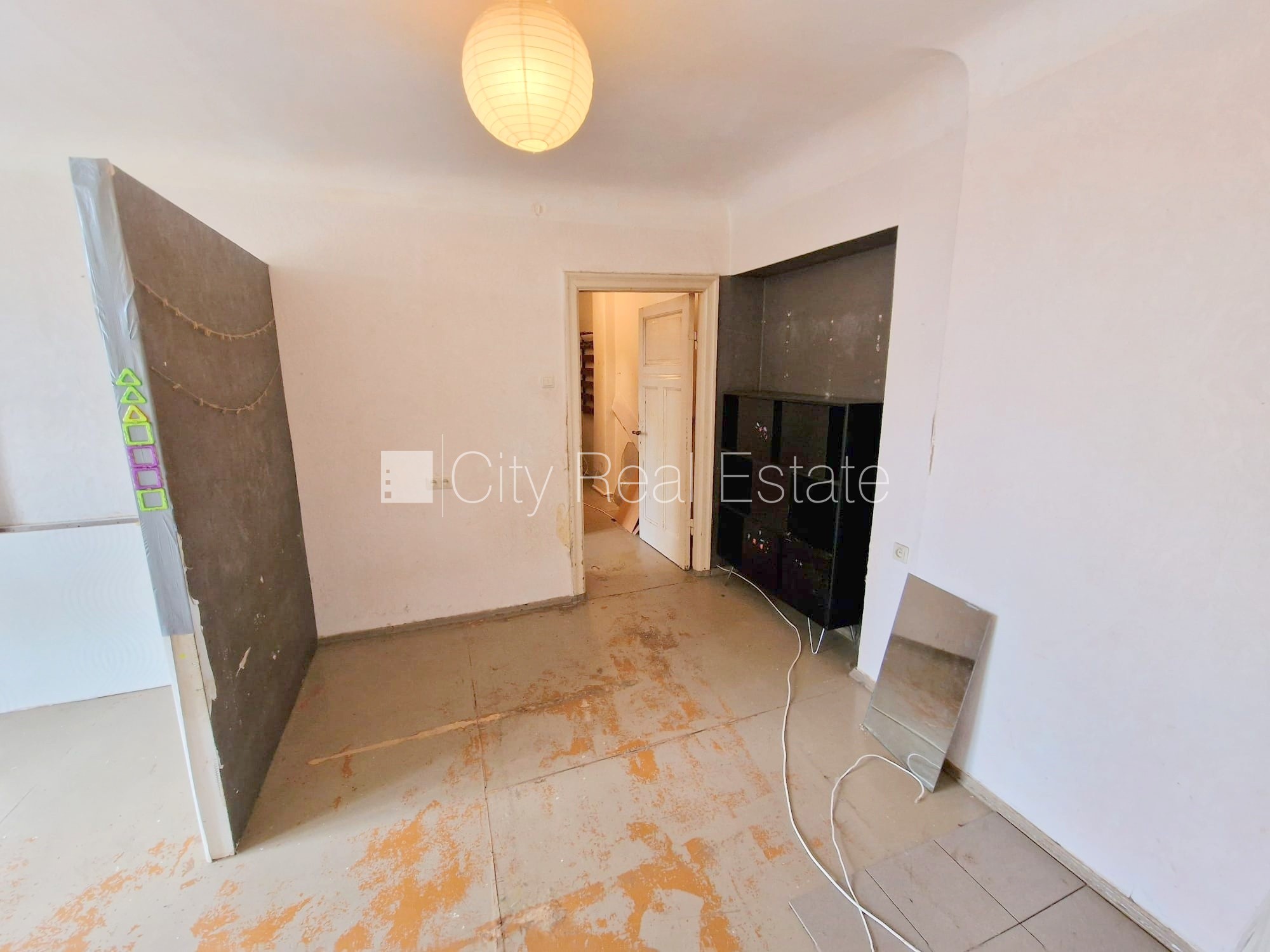 Объявление. Дом во дворе, закрытый двор, вход с улицы, лестничная клетка после косметического ремонта, окна Цена: 220 EUR/мес. Foto #4