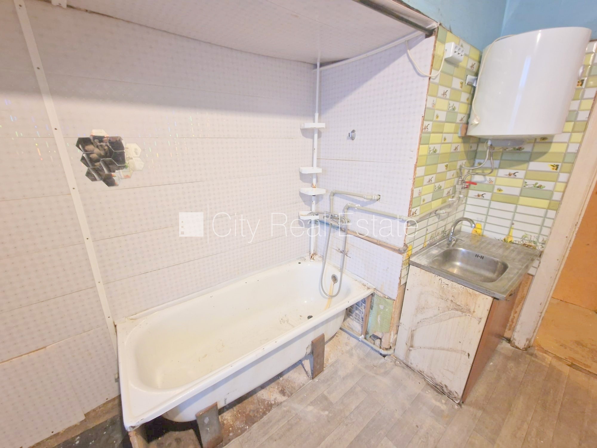 Объявление. Дом во дворе, закрытый двор, вход с улицы, лестничная клетка после косметического ремонта, окна Цена: 220 EUR/мес. Foto #15