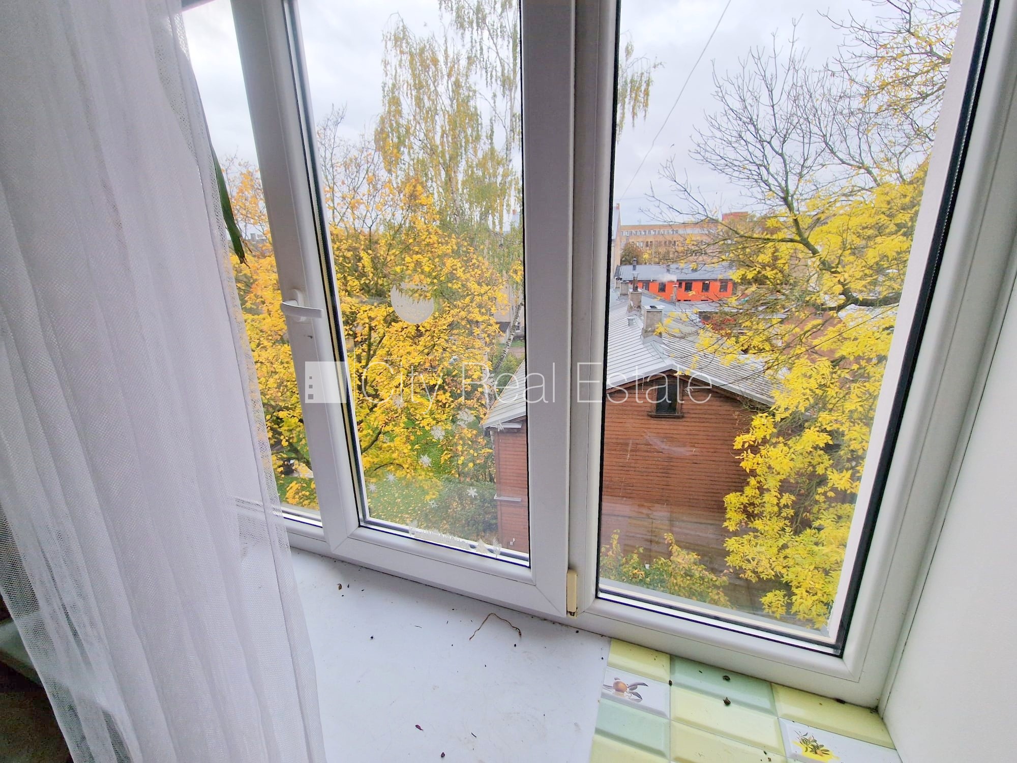 Объявление. Дом во дворе, закрытый двор, вход с улицы, лестничная клетка после косметического ремонта, окна Цена: 220 EUR/мес. Foto #3