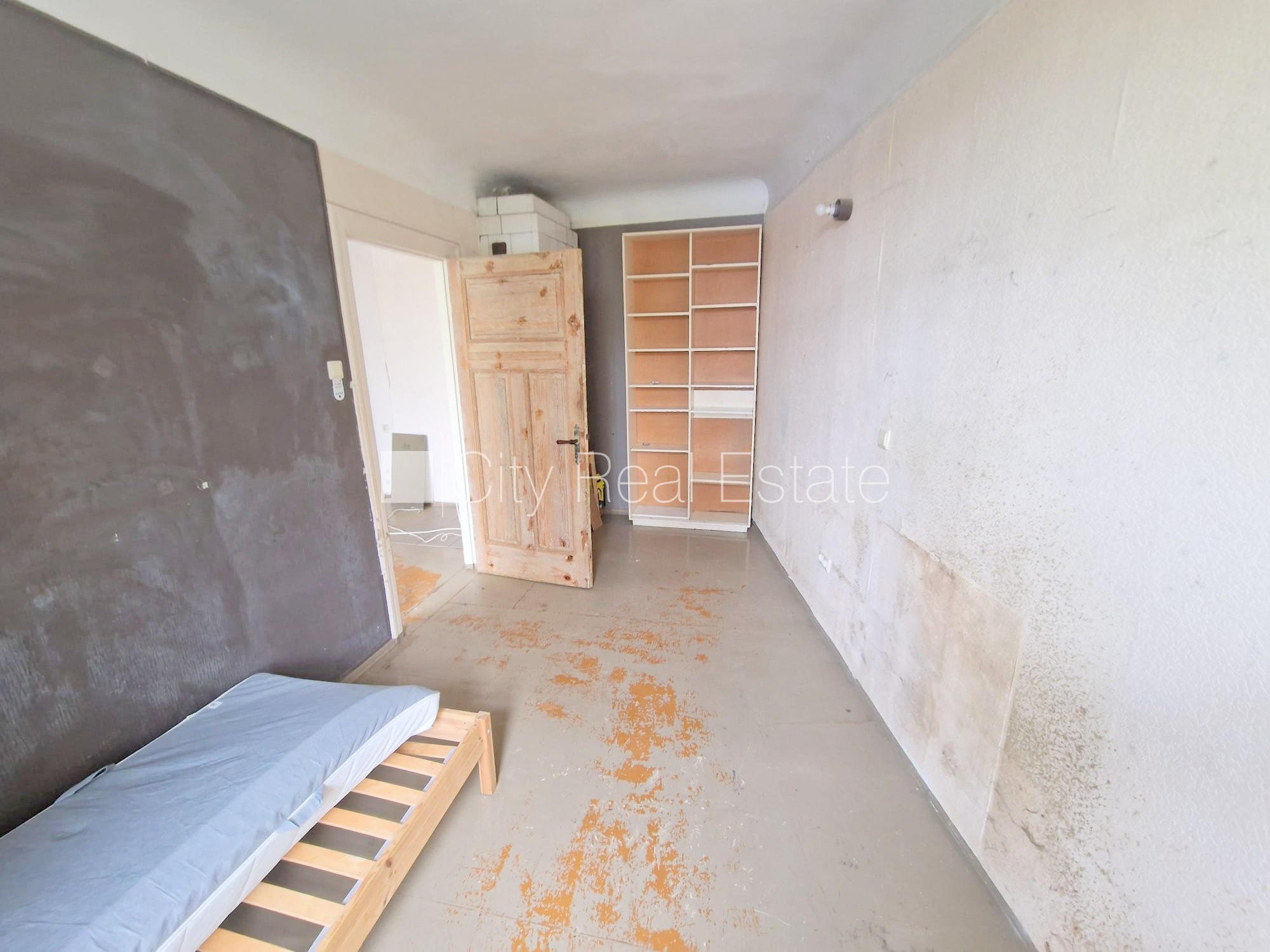 Объявление. Дом во дворе, закрытый двор, вход с улицы, лестничная клетка после косметического ремонта, окна Цена: 220 EUR/мес. Foto #6