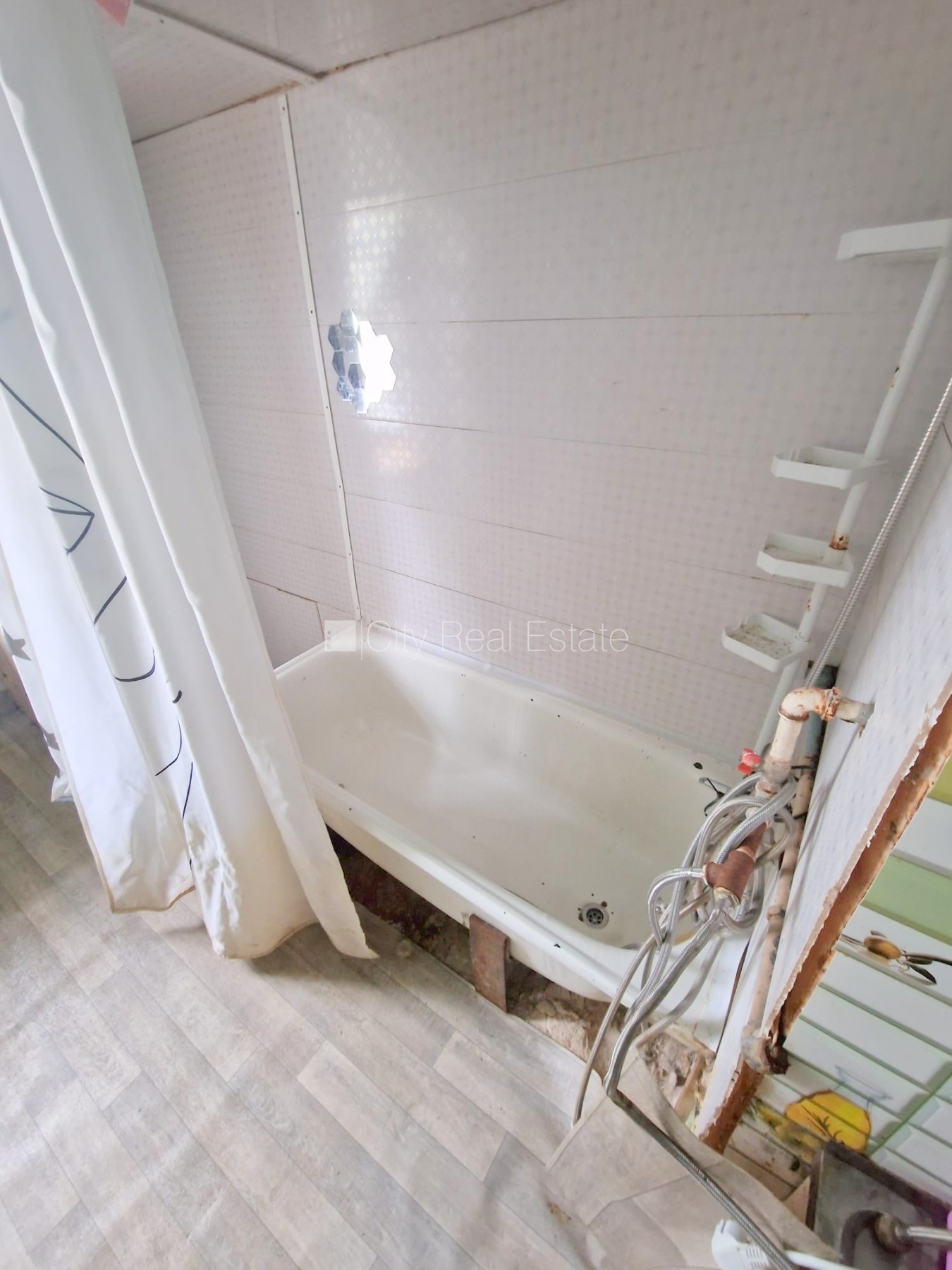 Объявление. Дом во дворе, закрытый двор, вход с улицы, лестничная клетка после косметического ремонта, окна Цена: 220 EUR/мес. Foto #17