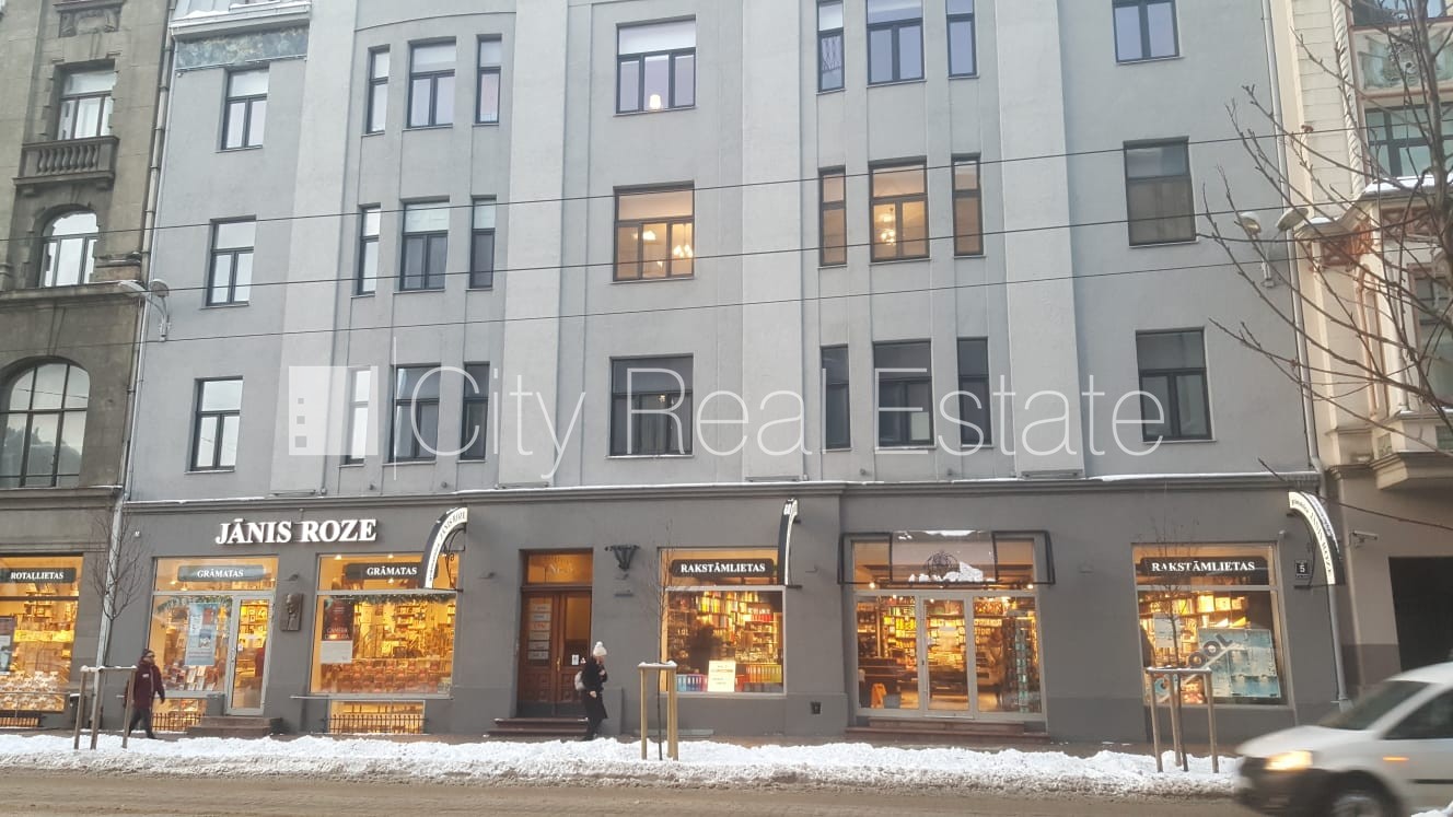 Объявление. Фасадный дом, закрытый двор, объект охраняет физическая охрана, вход с улицы, лестничная клетка Цена: 1200 EUR/мес. Foto #23