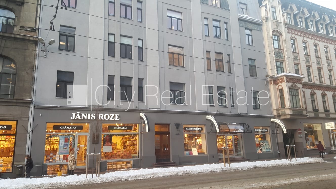 Объявление. Фасадный дом, закрытый двор, объект охраняет физическая охрана, вход с улицы, лестничная клетка Цена: 1200 EUR/мес. Foto #24