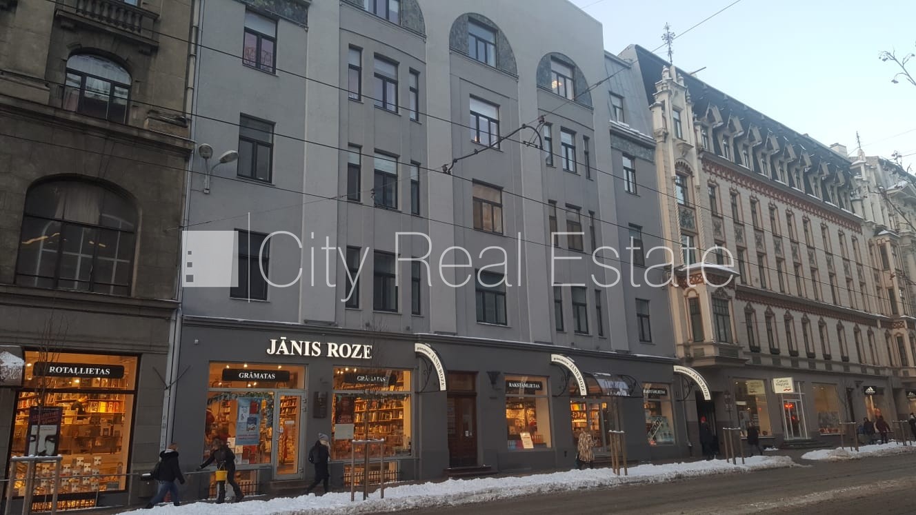 Объявление. Фасадный дом, закрытый двор, объект охраняет физическая охрана, вход с улицы, лестничная клетка Цена: 1200 EUR/мес. Foto #25