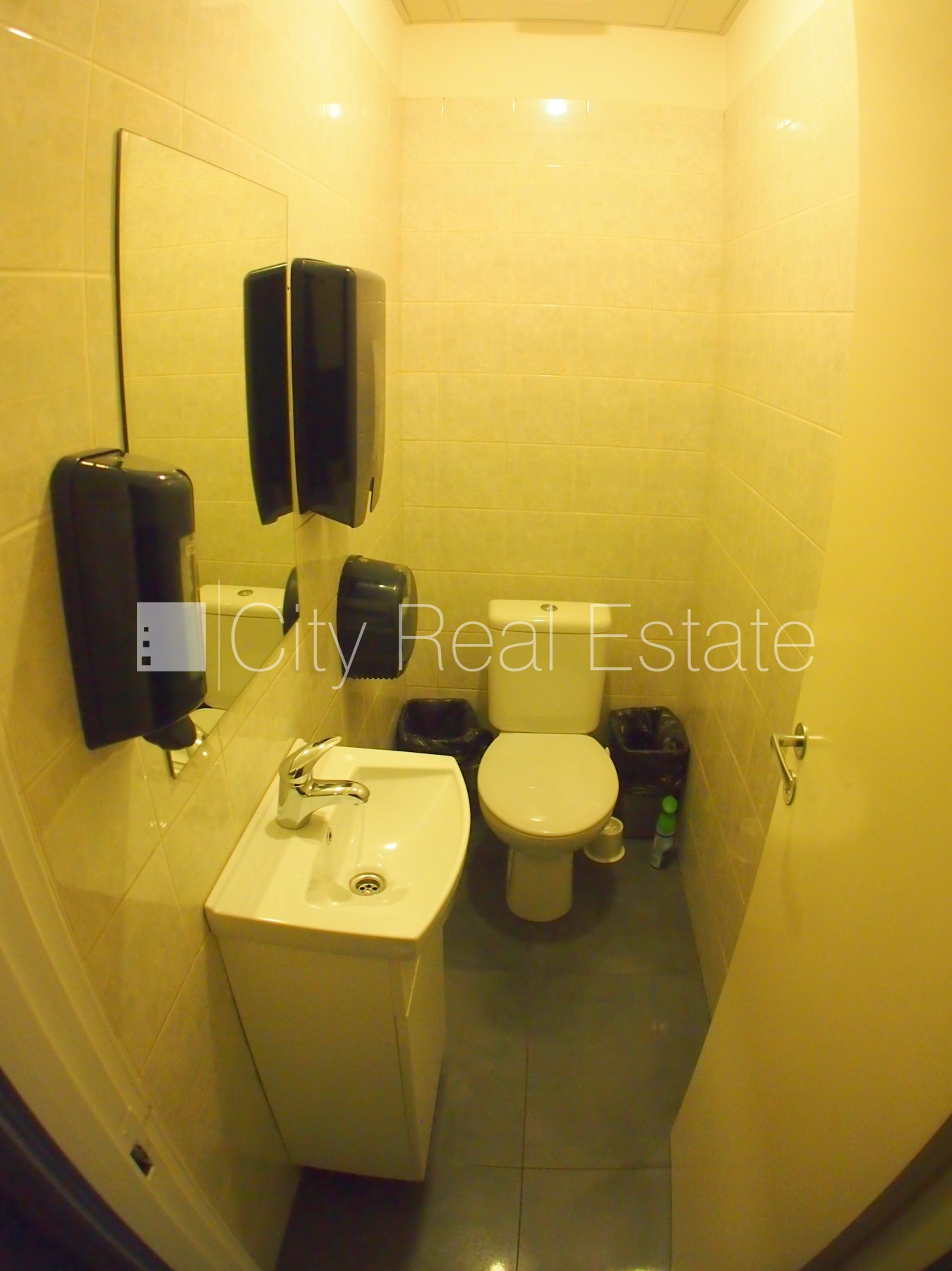 Объявление. Фасадный дом, закрытый двор, объект охраняет физическая охрана, вход с улицы, лестничная клетка Цена: 1200 EUR/мес. Foto #13