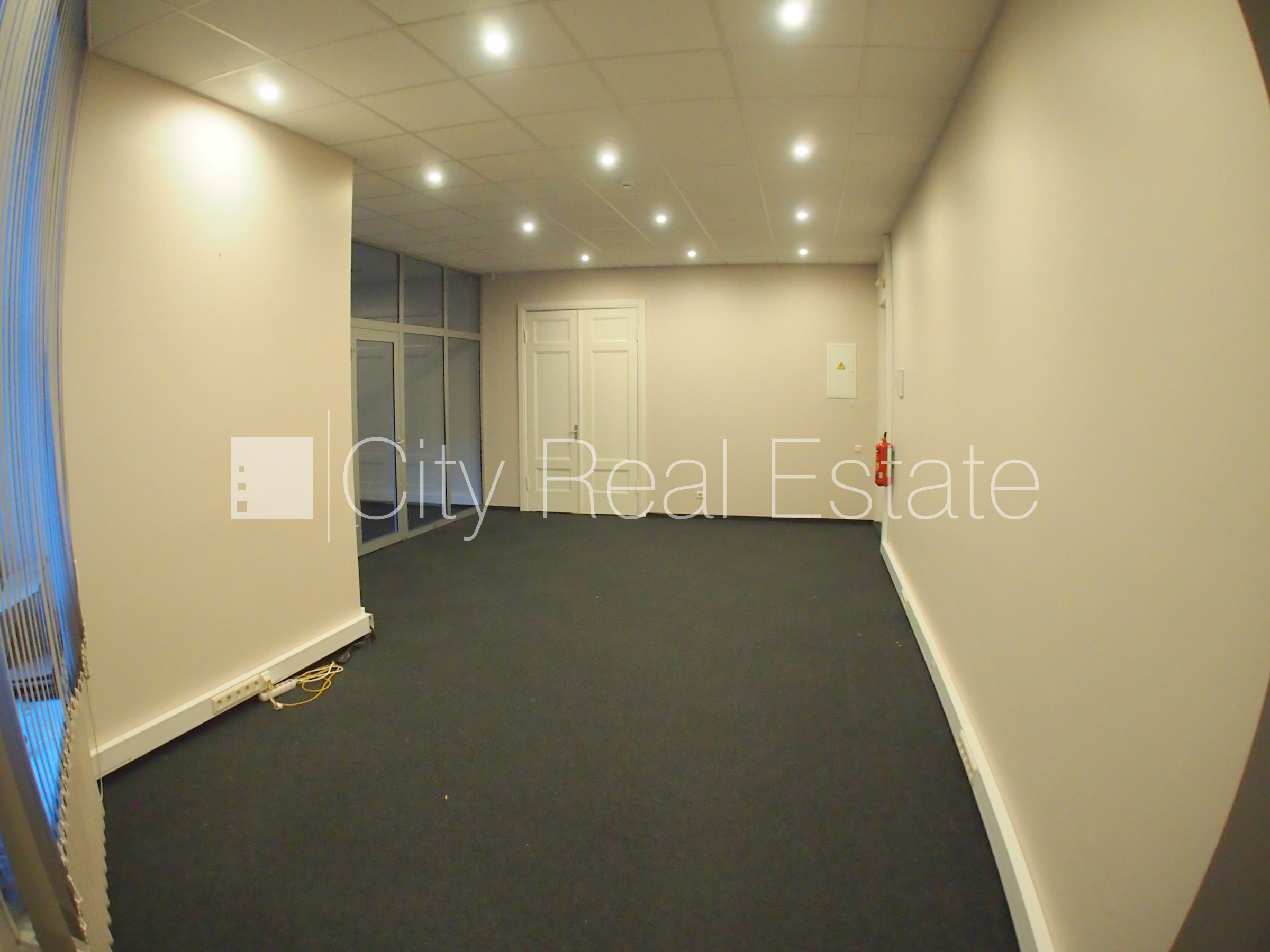 Объявление. Фасадный дом, закрытый двор, объект охраняет физическая охрана, вход с улицы, лестничная клетка Цена: 1200 EUR/мес. Foto #7