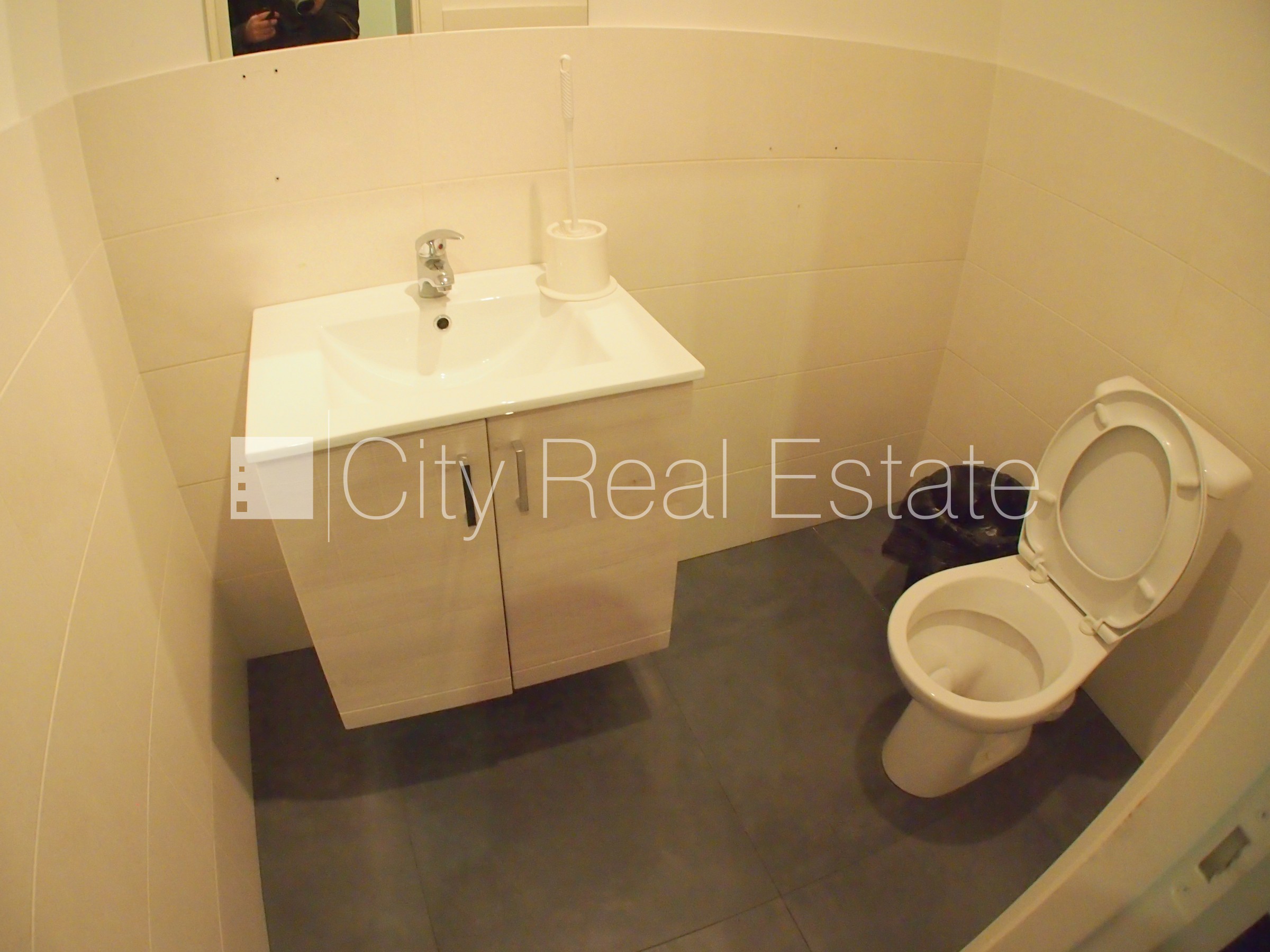 Объявление. Фасадный дом, закрытый двор, объект охраняет физическая охрана, вход с улицы, лестничная клетка Цена: 1200 EUR/мес. Foto #14