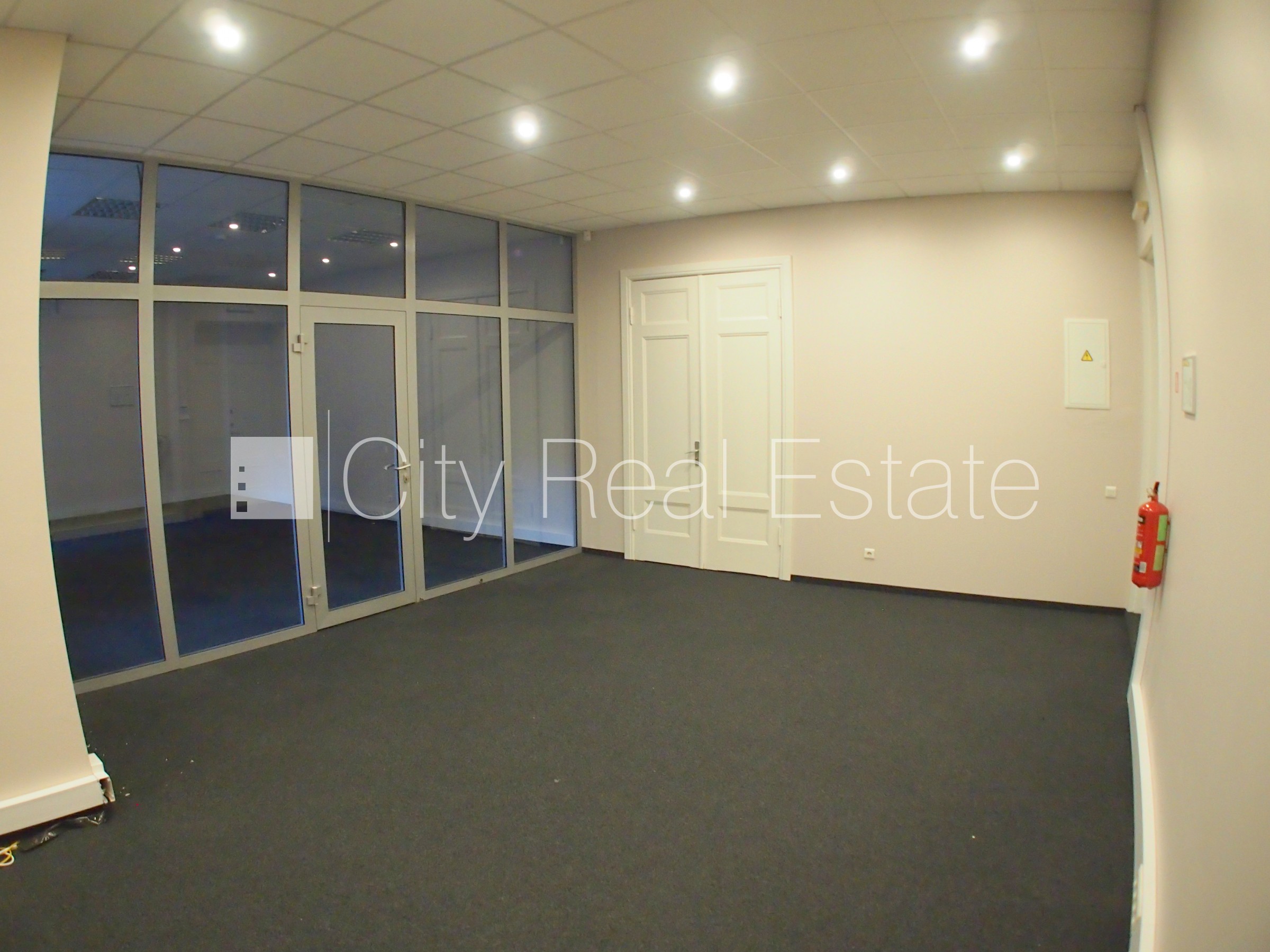 Объявление. Фасадный дом, закрытый двор, объект охраняет физическая охрана, вход с улицы, лестничная клетка Цена: 1200 EUR/мес. Foto #1