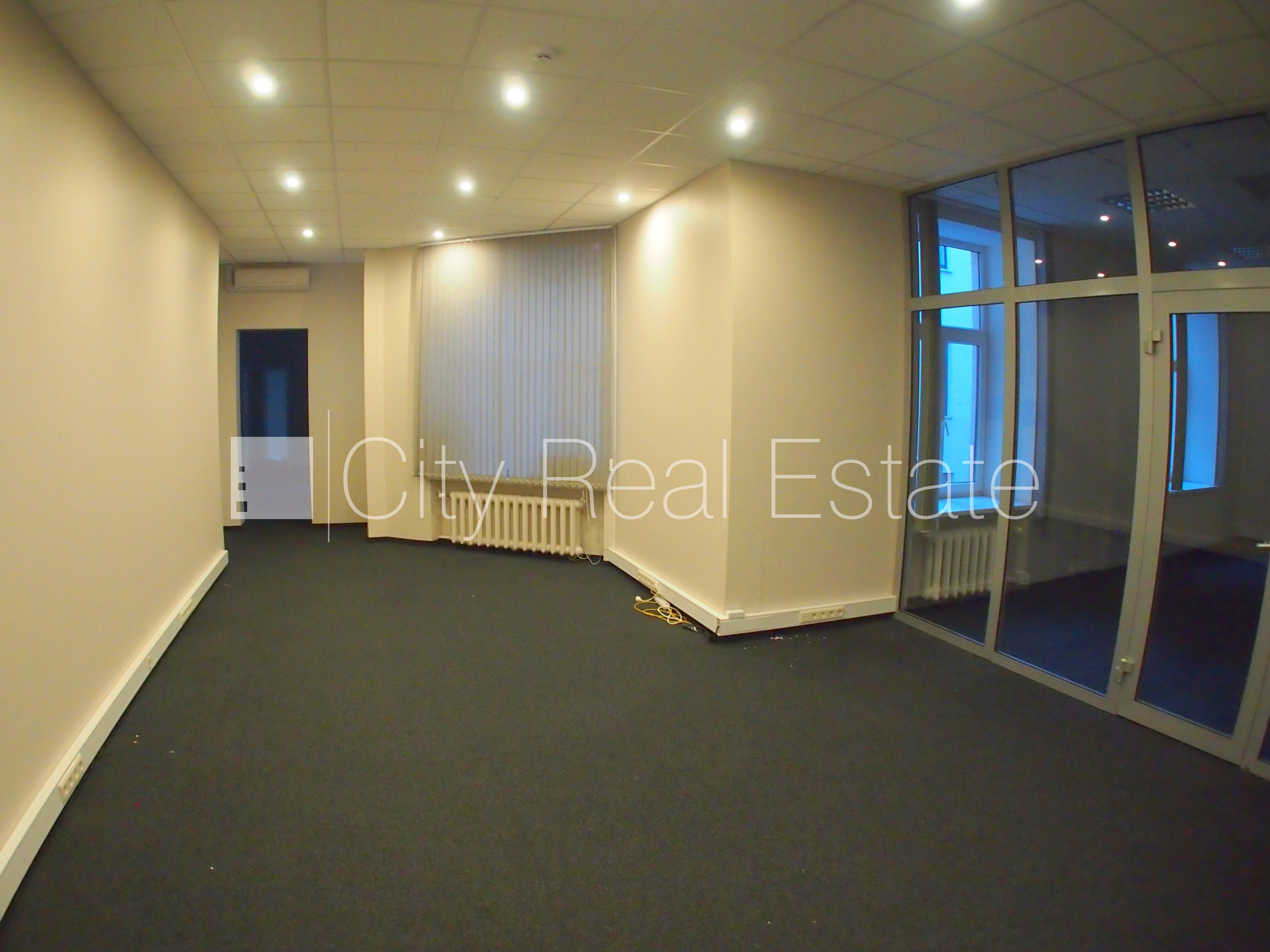 Объявление. Фасадный дом, закрытый двор, объект охраняет физическая охрана, вход с улицы, лестничная клетка Цена: 1200 EUR/мес. Foto #2