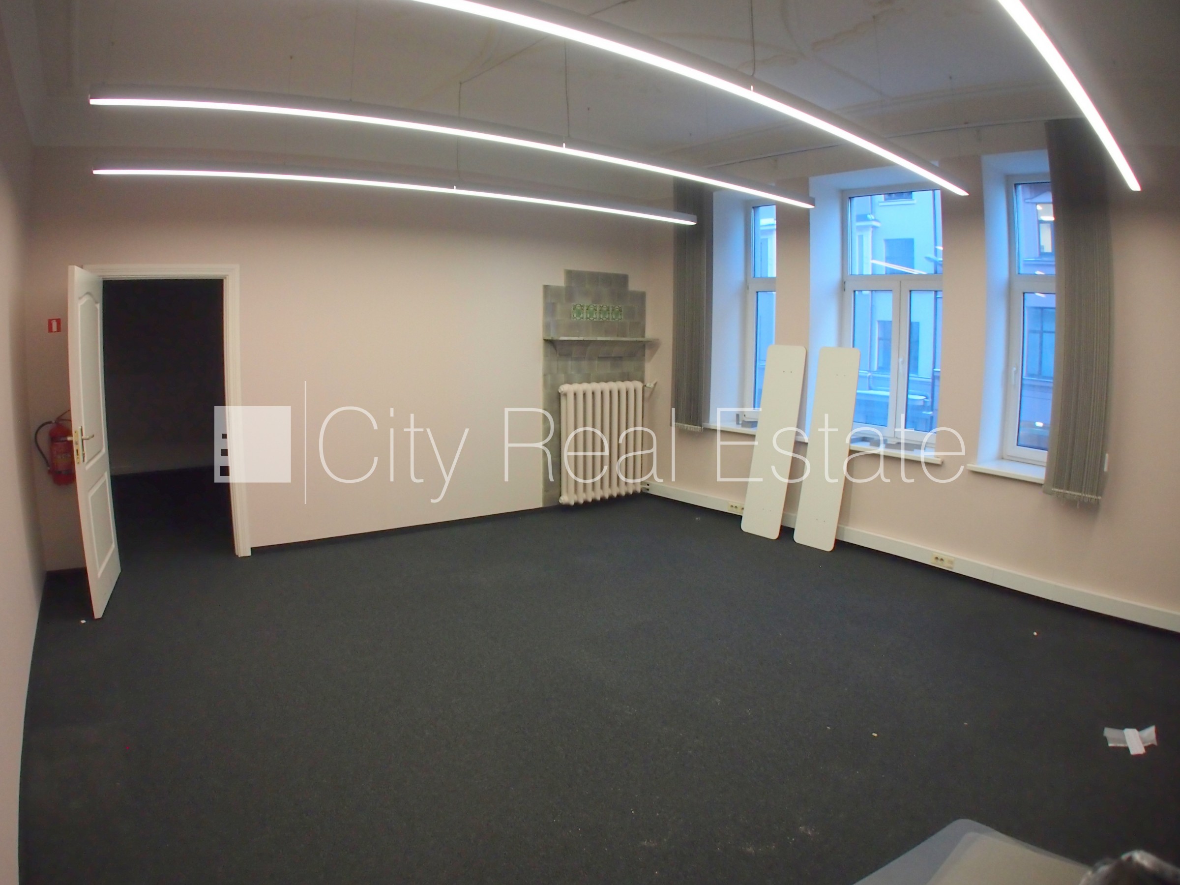 Объявление. Фасадный дом, закрытый двор, объект охраняет физическая охрана, вход с улицы, лестничная клетка Цена: 1200 EUR/мес. Foto #8