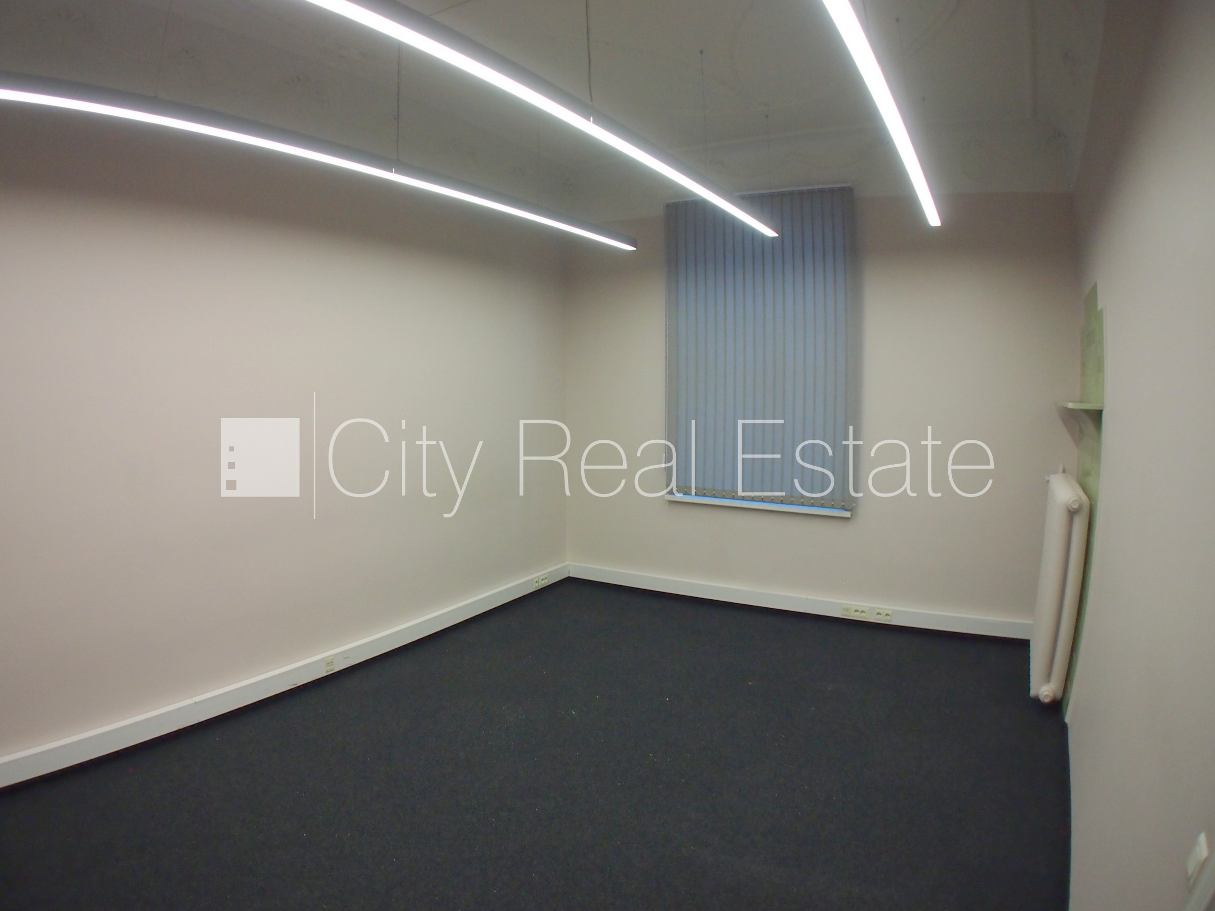 Объявление. Фасадный дом, закрытый двор, объект охраняет физическая охрана, вход с улицы, лестничная клетка Цена: 1200 EUR/мес. Foto #10